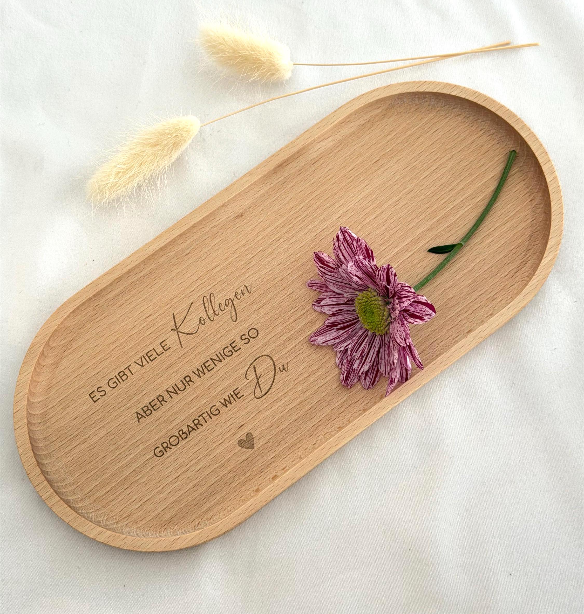 Komplettes Set: gravierte Tasse mit Name und Holztablett aus Buchenholz auf Holztisch. Perfektes Deko- und Geschenkset für Zuhause, Büro oder Küche. Handgefertigt und mit Liebe personalisiert. Steingut Tasse. Personalisierte Geschenke