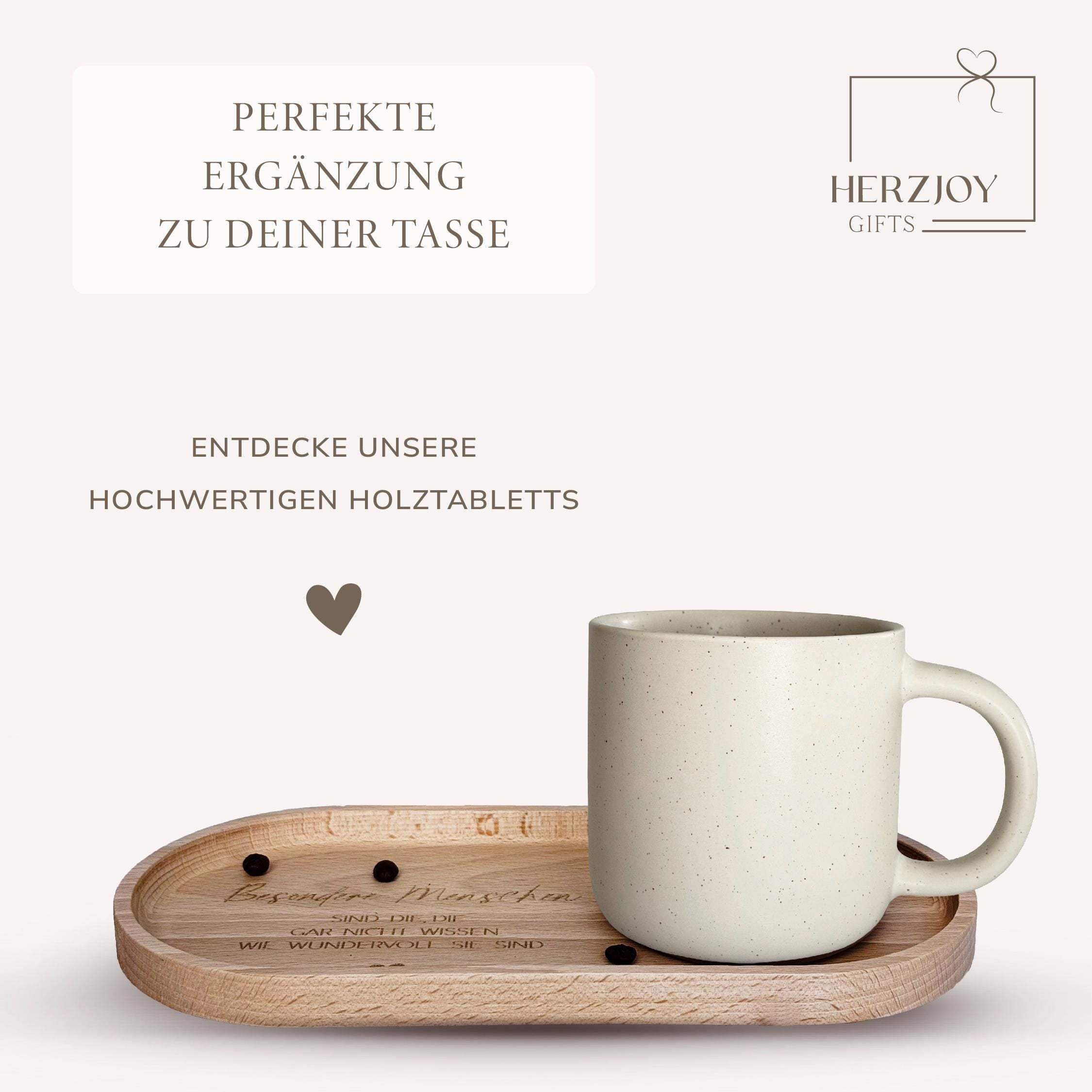 Graviertes Holztablett mit Freundschafts-Text. Natürliche Maserung und feine Gravur machen es zu einem einzigartigen, persönlichen Geschenk für Mädchen und Junge. Kommunion Tasse mit Namen personalisiert als Geschenk für Mädchen oder Jungen. Diese Keramiktasse eignet sich als Erstkommunion Geschenk, Firmung Geschenk oder Konfirmation Geschenk und bringt Freude an einem besonderen Tag.