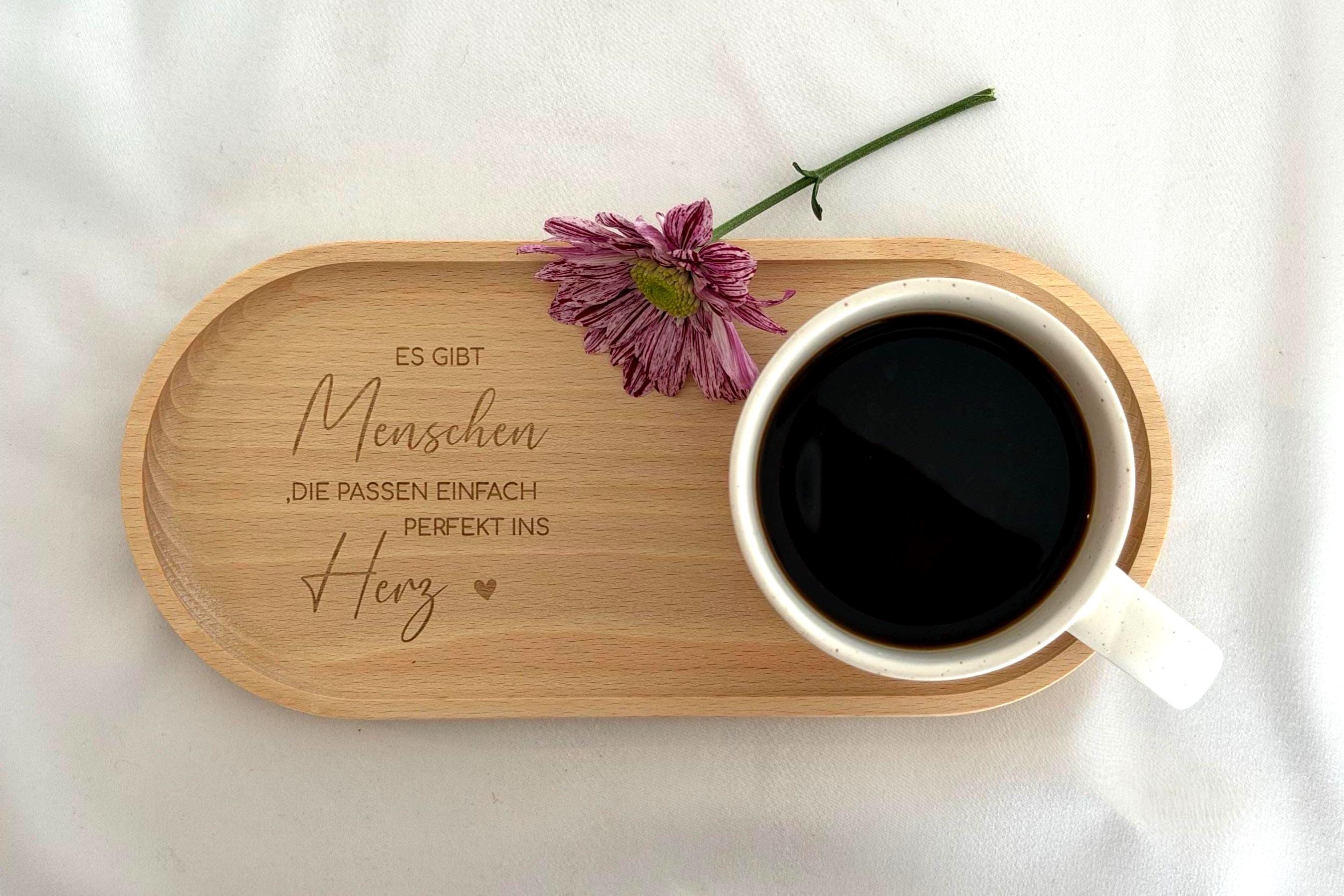 Personalisierte Keramiktasse mit Namen wird in der Hand gehalten – beige, gesprenkelt, 360 ml. Ideal für gemütliche Morgenmomente mit Kaffee oder Tee. Perfektes Geschenk für Freundin, Frau oder Kollegin. Emotionales Produktfoto mit Fokus auf Individualität und Wärme – für besondere Menschen, Abschiede oder kleine Freuden im Alltag. Steingut Tasse . Geschenk für Herzensmensch und Lieblingsmensch