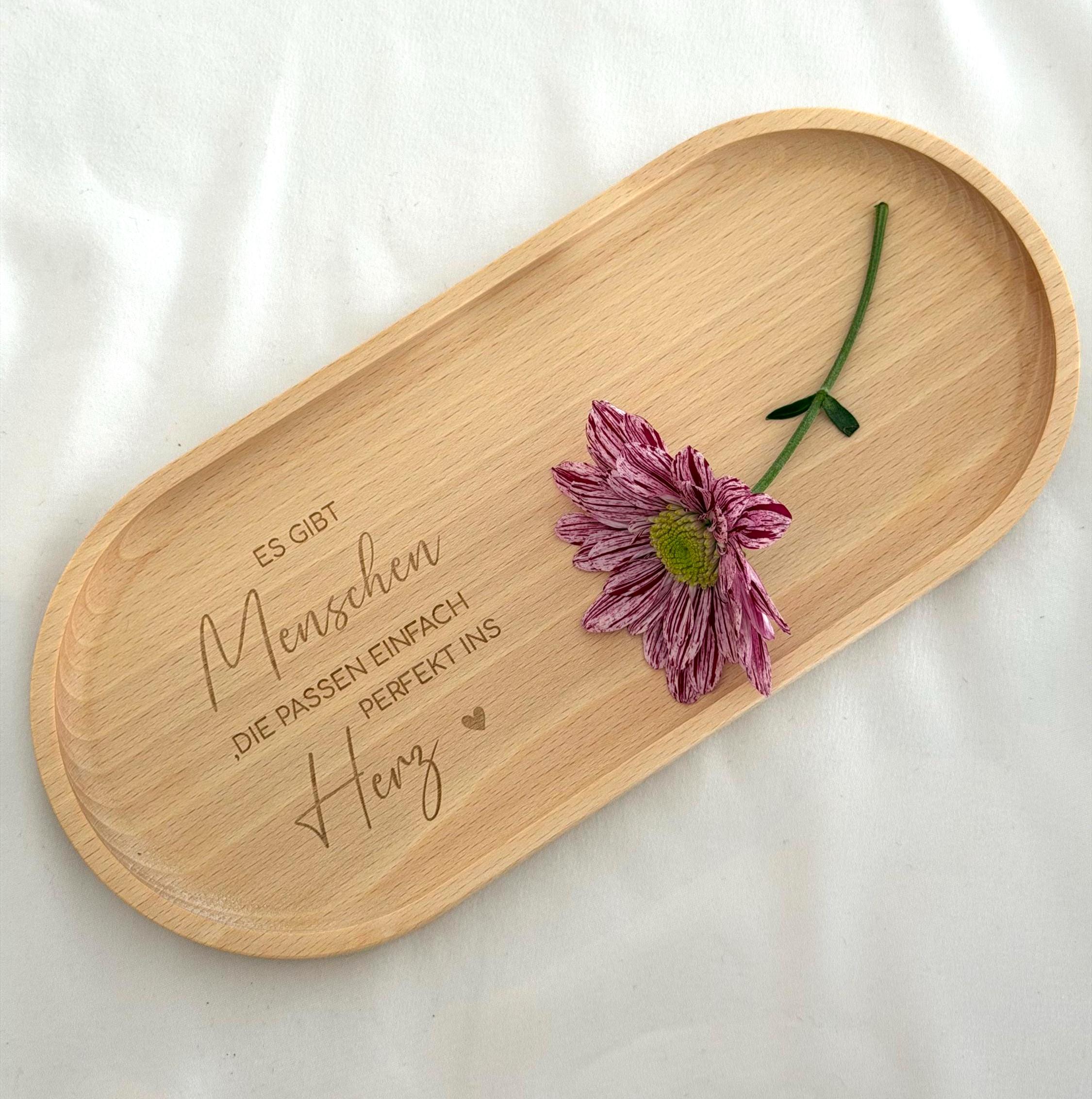 Komplettes Set: gravierte Tasse mit Name und Holztablett aus Buchenholz auf Holztisch. Perfektes Deko- und Geschenkset für Zuhause, Büro oder Küche. Handgefertigt und mit Liebe personalisiert. Steingut Tasse . Geschenk für Herzensmensch und Lieblingsmensch