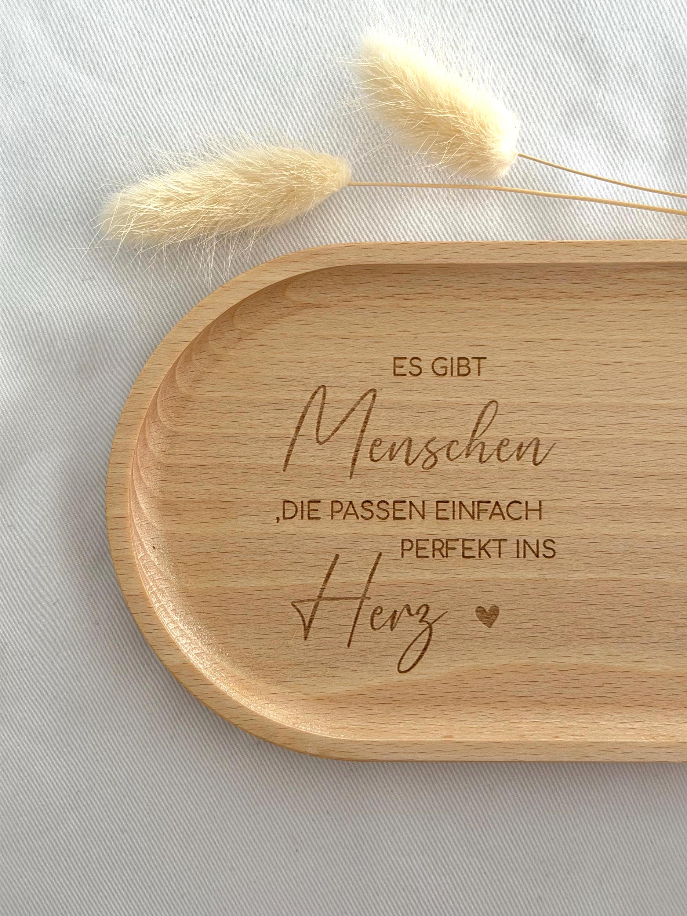 Personalisierte Tasse mit Holztablett, liebevoll verpackt als Geschenk für Freundin, Kollegin oder Mutter. Ideal für Geburtstag, Weihnachten oder Abschied. Ein besonderes Geschenk mit Herz. Steingut Tasse . Geschenk für Herzensmensch und Lieblingsmensch