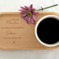 Hochwertiges Buchenholztablett mit individueller Namensgravur, kombiniert mit einer personalisierten Tasse. Handgefertigt, lebensmittelecht, mit Hartwachs behandelt. Pflegehinweise: nur von Hand waschen, trocken lagern, direkte Sonneneinstrahlung vermeiden. Wunderschön als Geschenk für besondere Menschen – Freundin, Frau, Kollegin oder für sich selbst. Steingut Tasse . Geschenk für Herzensmensch und Lieblingsmensch
