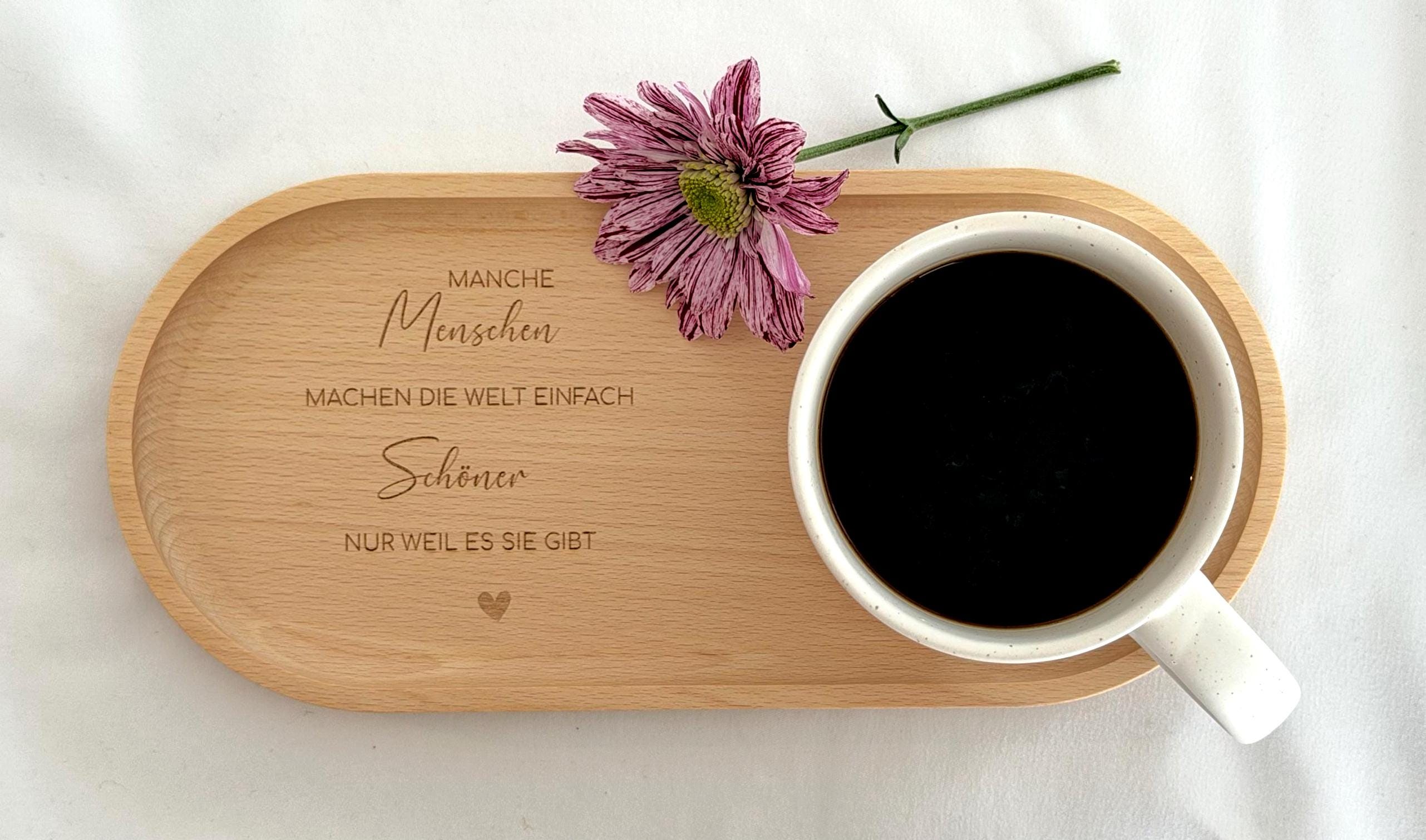 Hochwertiges Buchenholztablett mit individueller Namensgravur, kombiniert mit einer personalisierten Tasse. Handgefertigt, lebensmittelecht, mit Hartwachs behandelt. Pflegehinweise: nur von Hand waschen, trocken lagern, direkte Sonneneinstrahlung vermeiden. Wunderschön als Geschenk für besondere Menschen – Freundin, Frau, Kollegin oder für sich selbst. Steingut Tasse . Geschenk für Herzensmensch und Lieblingsmensch