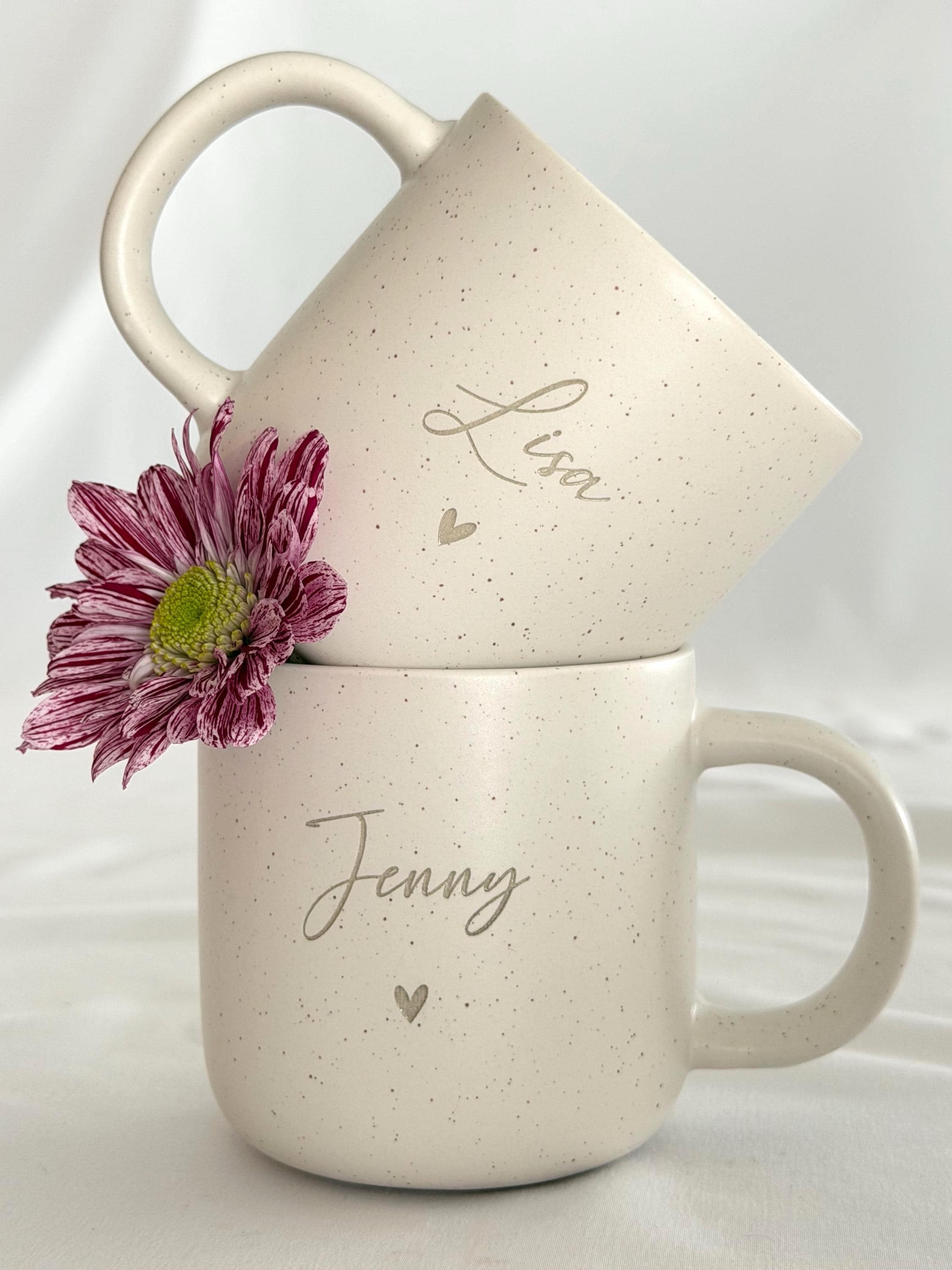 Personalisierte Tasse mit Holztablett, liebevoll verpackt als Geschenk für Freundin, Kollegin oder Mutter. Ideal für Geburtstag, Weihnachten oder Abschied. Ein besonderes Geschenk mit Herz. Steingut Tasse. Personalisierte Geschenke