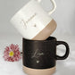 Seitliche Ansicht einer personalisierten Keramiktasse auf Tablett aus Holz. Elegant, schlicht und perfekt als personalisiertes Geschenkset für Freundin oder Familie. Steingut Tasse. Personalisierte Geschenke