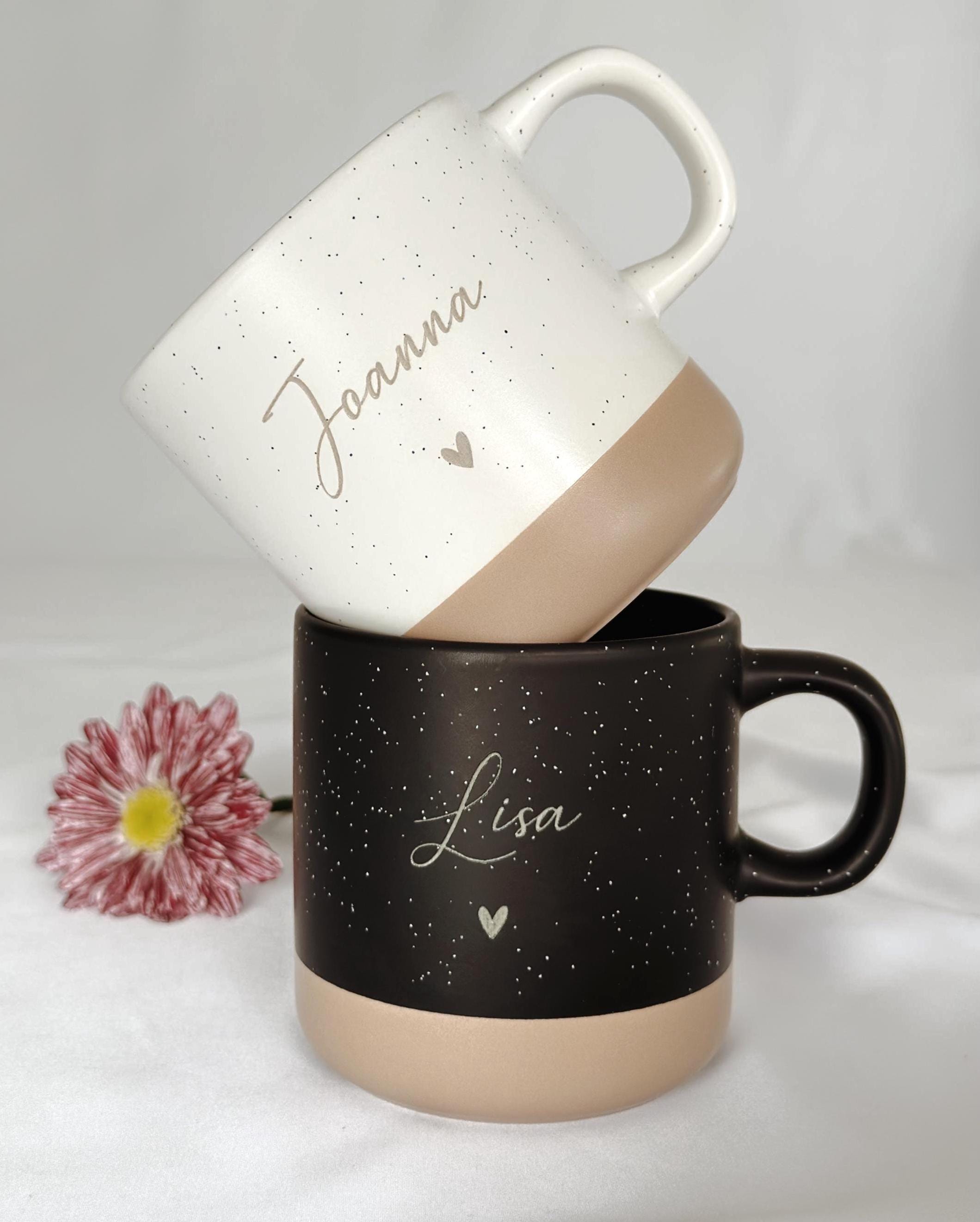 Seitliche Ansicht einer personalisierten Keramiktasse auf Tablett aus Holz. Elegant, schlicht und perfekt als personalisiertes Geschenkset für Freundin oder Familie. Steingut Tasse. Personalisierte Geschenke