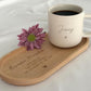 Obenansicht eines personalisierten Tassen-Sets: beige Keramiktasse mit Name auf graviertem Holztablett. Modernes, minimalistisches Design, perfekt als Geschenkidee für besondere Menschen. Steingut Tasse. Personalisierte Geschenke