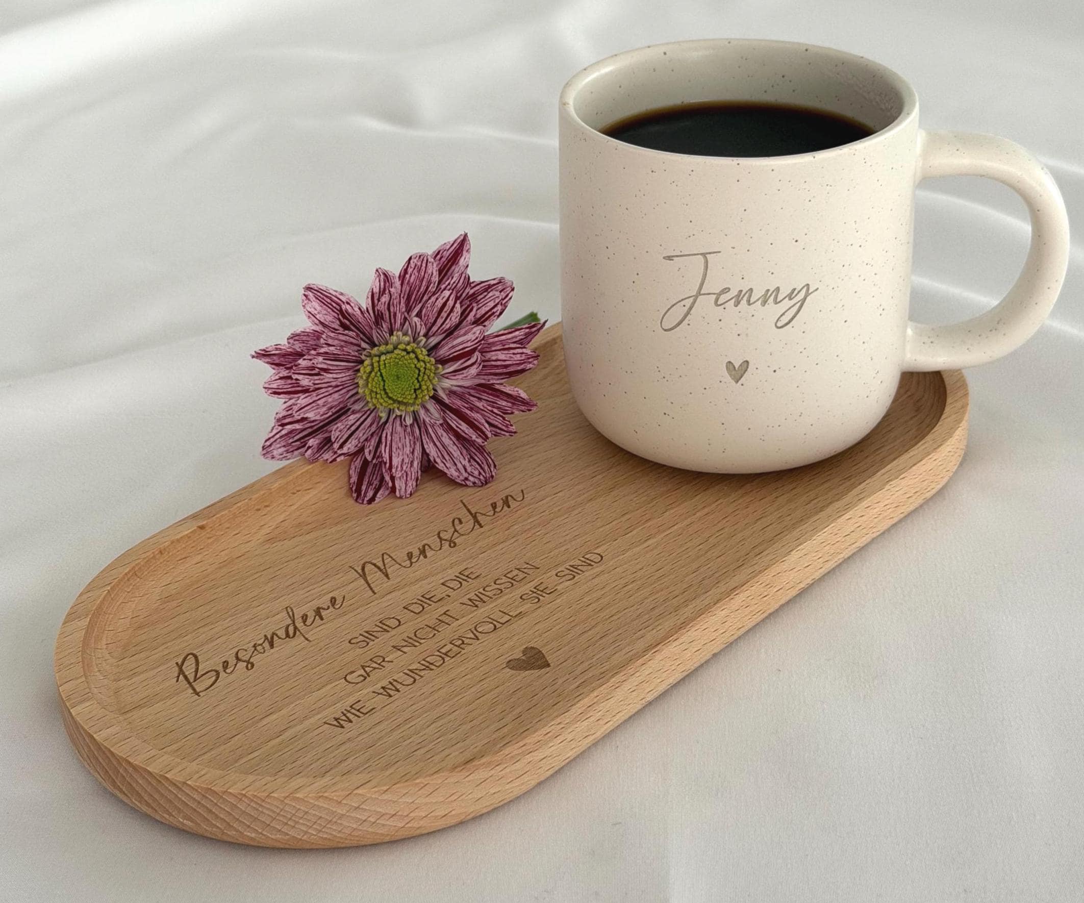 Obenansicht eines personalisierten Tassen-Sets: beige Keramiktasse mit Name auf graviertem Holztablett. Modernes, minimalistisches Design, perfekt als Geschenkidee für besondere Menschen. Steingut Tasse. Personalisierte Geschenke