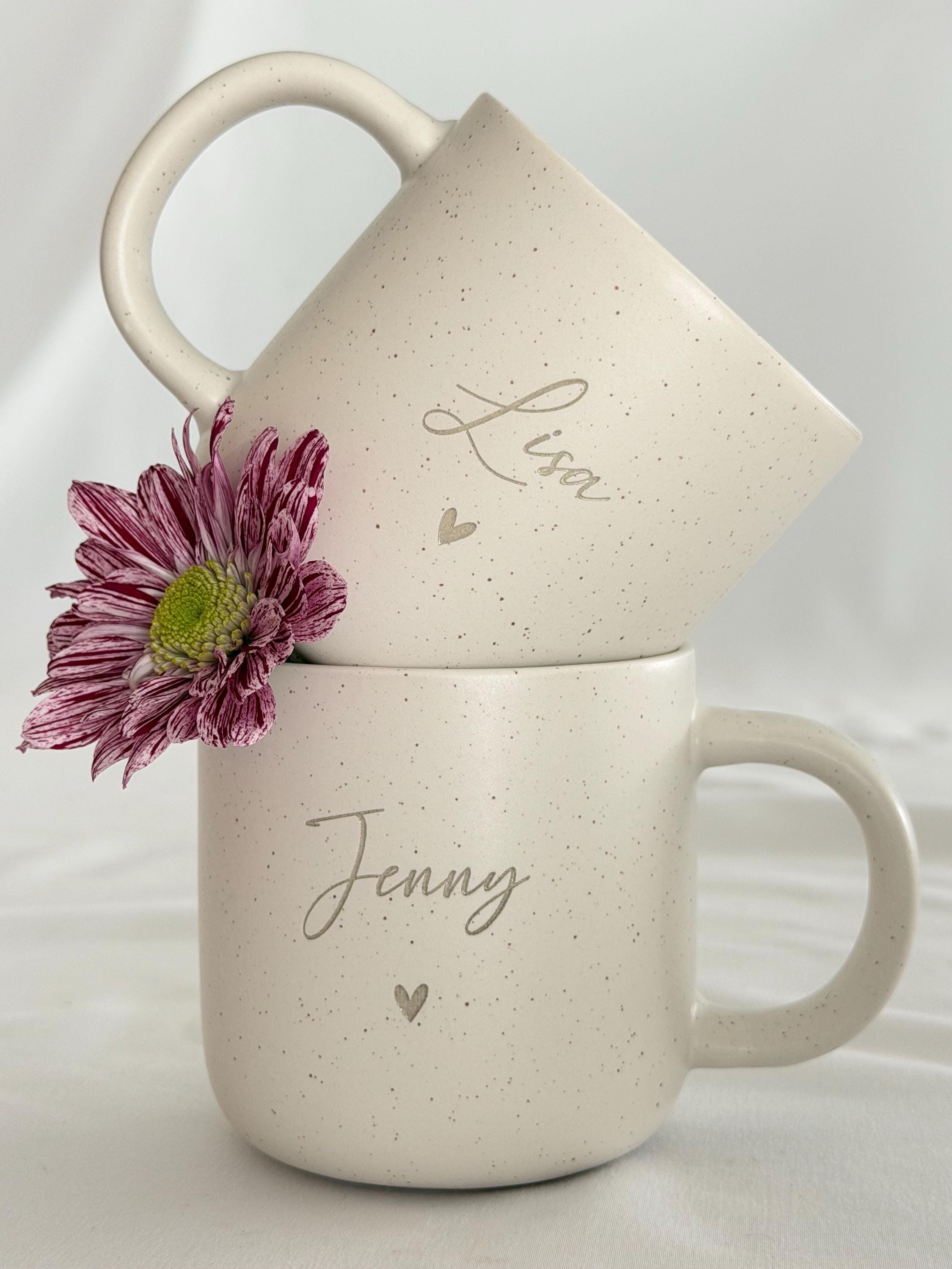 Gravierte Namens-Tasse in Beige mit minimalistischer Schrift. Individuell gestaltetes Geschenkset für Freundin, Kollegin oder Bestie. Hochwertige Handarbeit aus Deutschland. Steingut Tasse. Personalisierte Geschenke