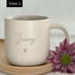 Komplettes Set: gravierte Tasse mit Name und Holztablett aus Buchenholz auf Holztisch. Perfektes Deko- und Geschenkset für Zuhause, Büro oder Küche. Handgefertigt und mit Liebe personalisiert. Steingut Tasse beige Personalisierbar