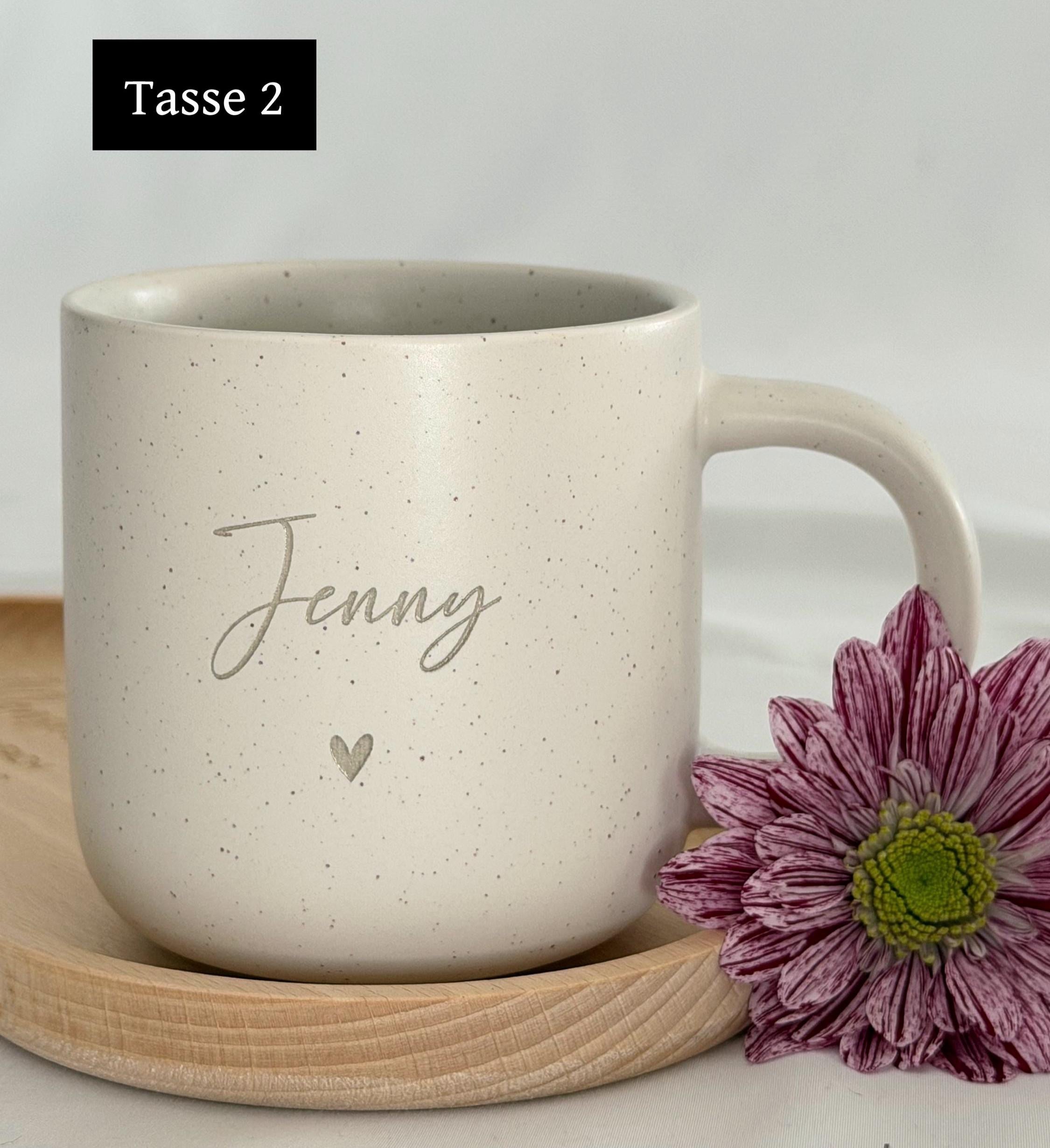 Komplettes Set: gravierte Tasse mit Name und Holztablett aus Buchenholz auf Holztisch. Perfektes Deko- und Geschenkset für Zuhause, Büro oder Küche. Handgefertigt und mit Liebe personalisiert. Steingut Tasse beige Personalisierbar