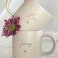 Personalisierte Tasse mit Holztablett, liebevoll verpackt als Geschenk für Freundin, Kollegin oder Mutter. Ideal für Geburtstag, Weihnachten oder Abschied. Ein besonderes Geschenk mit Herz. Steingut Tasse beige Personalisierbar