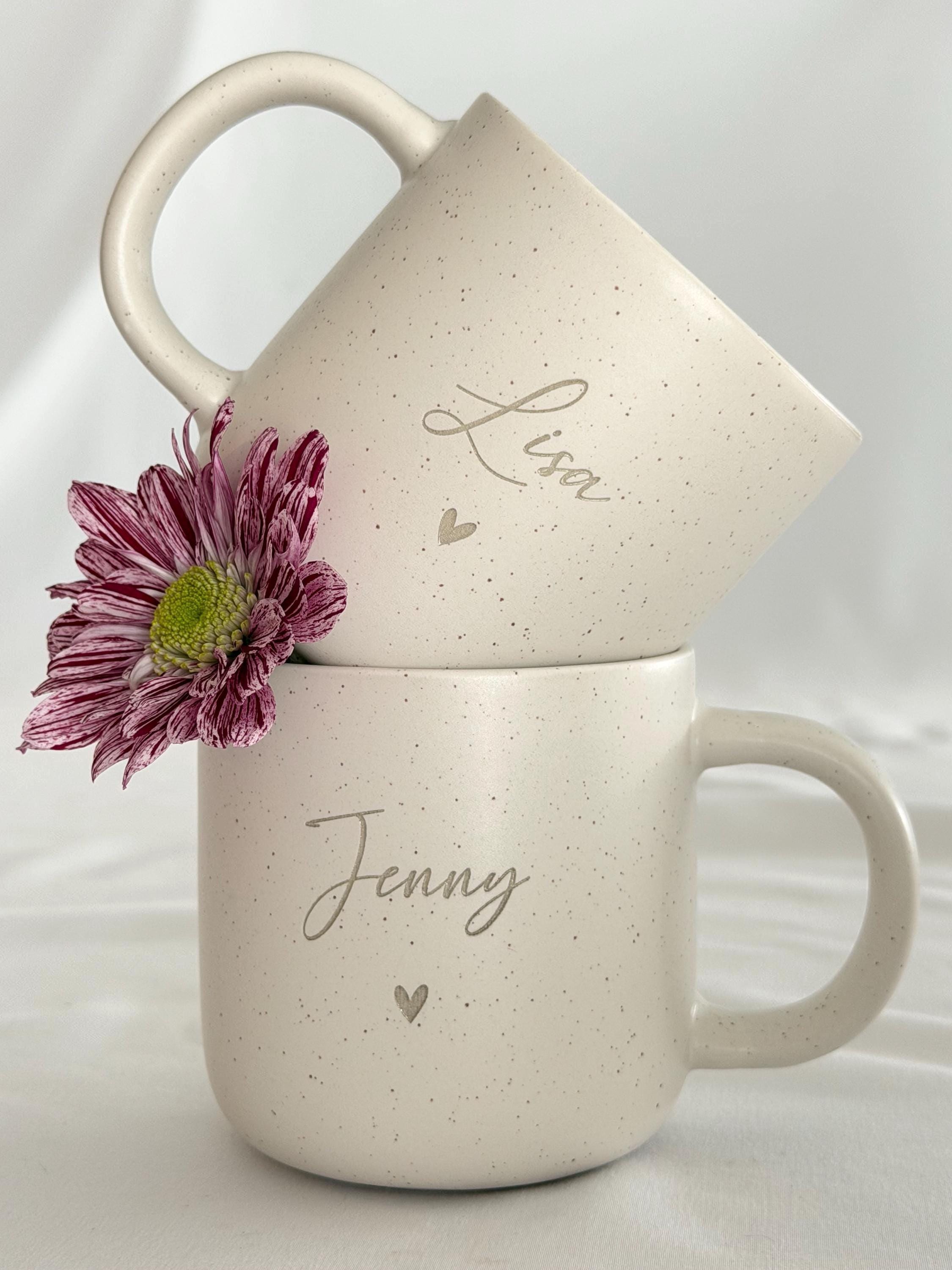 Personalisierte Tasse mit Holztablett, liebevoll verpackt als Geschenk für Freundin, Kollegin oder Mutter. Ideal für Geburtstag, Weihnachten oder Abschied. Ein besonderes Geschenk mit Herz. Steingut Tasse beige Personalisierbar