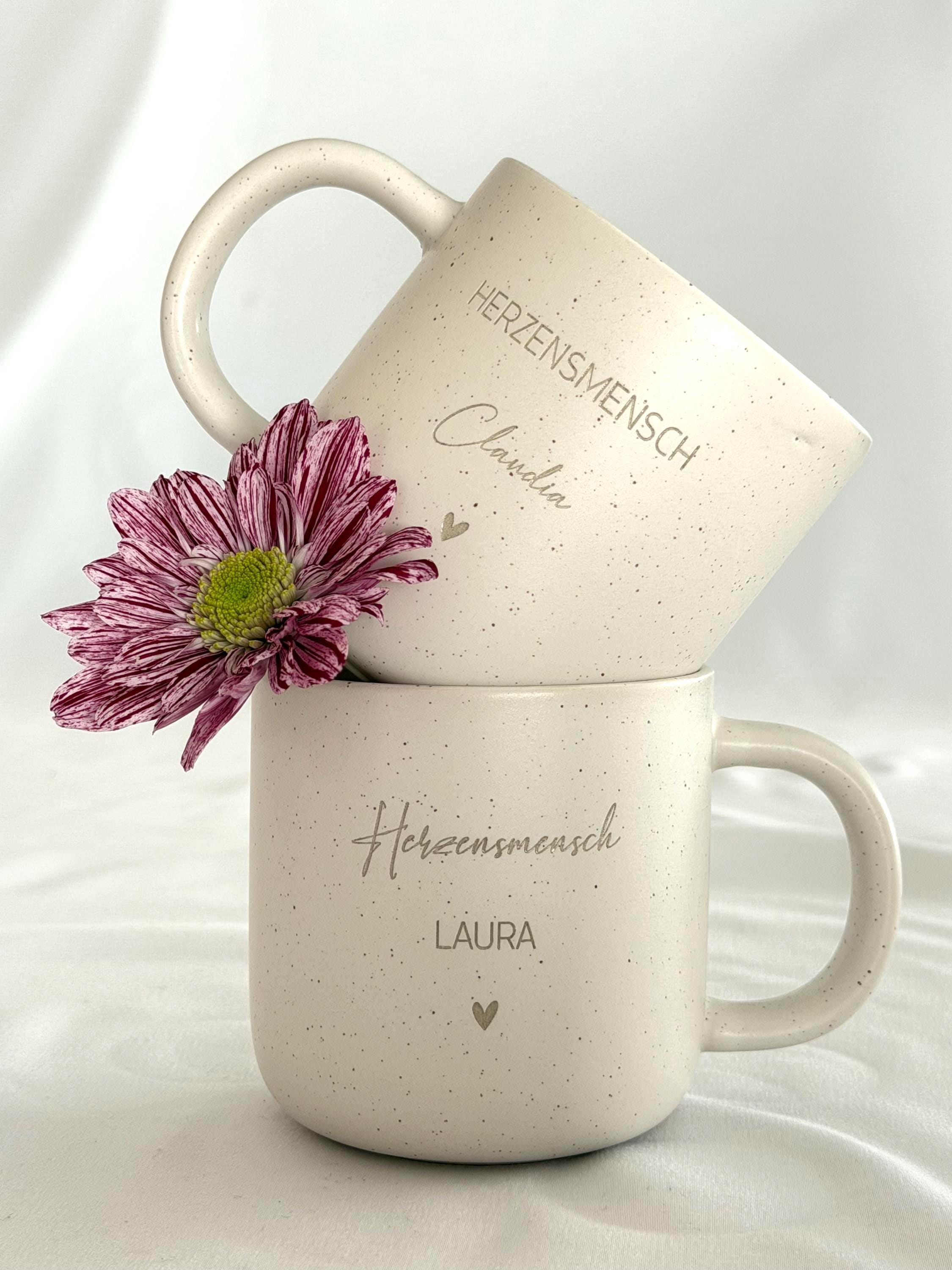 Tasse und Tablett als Set in Geschenkverpackung mit personalisierter Gravur. Perfekt als Mitbringsel zu besonderen Anlässen: Geburtstag, Ostern, Weihnachten oder Nikolaus. Stilvolle Geschenkidee für Freundin, Kollegin oder Bestie. Handgefertigtes Set mit Charakter, ideal für Kaffee- und Teeliebhaber:innen. Einzigartiges, liebevoll gestaltetes Präsent für jeden Anlass. Steingut Tasse . Geschenk für Herzensmensch und Lieblingsmensch