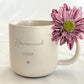 Nahaufnahme einer personalisierten Keramiktasse mit Namensgravur. Elegantes mattes Beige, feine Sprenkel, 360 ml. Ideal für Kaffee, Tee oder heiße Schokolade. Individuelles Geschenk für Freundin, Familie oder Kollegin.