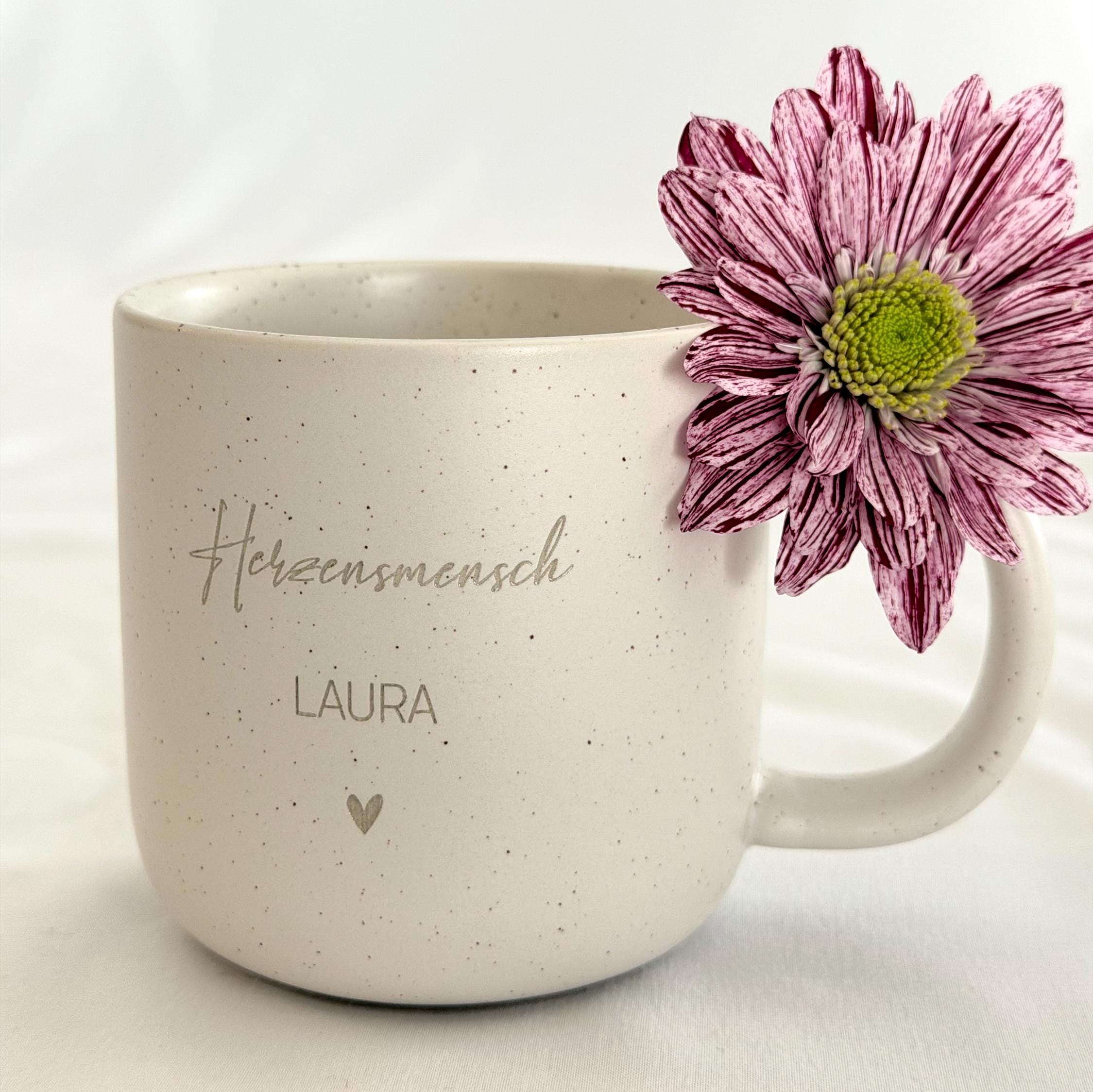 Nahaufnahme einer personalisierten Keramiktasse mit Namensgravur. Elegantes mattes Beige, feine Sprenkel, 360 ml. Ideal für Kaffee, Tee oder heiße Schokolade. Individuelles Geschenk für Freundin, Familie oder Kollegin.