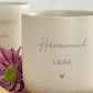 Personalisierte Tasse mit Holztablett, liebevoll verpackt als Geschenk für Freundin, Kollegin oder Mutter. Ideal für Geburtstag, Weihnachten oder Abschied. Ein besonderes Geschenk mit Herz.