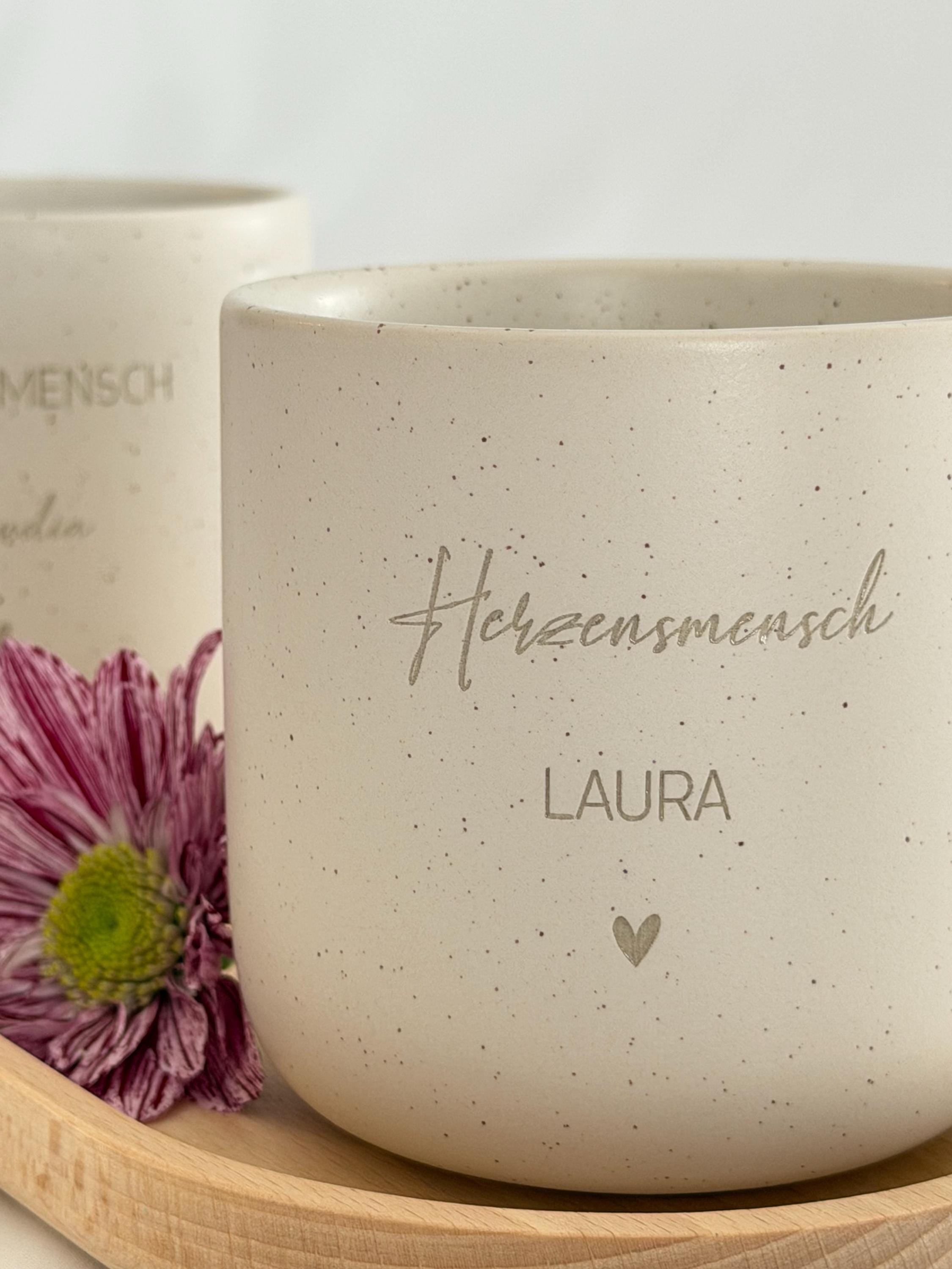 Personalisierte Tasse mit Holztablett, liebevoll verpackt als Geschenk für Freundin, Kollegin oder Mutter. Ideal für Geburtstag, Weihnachten oder Abschied. Ein besonderes Geschenk mit Herz.
