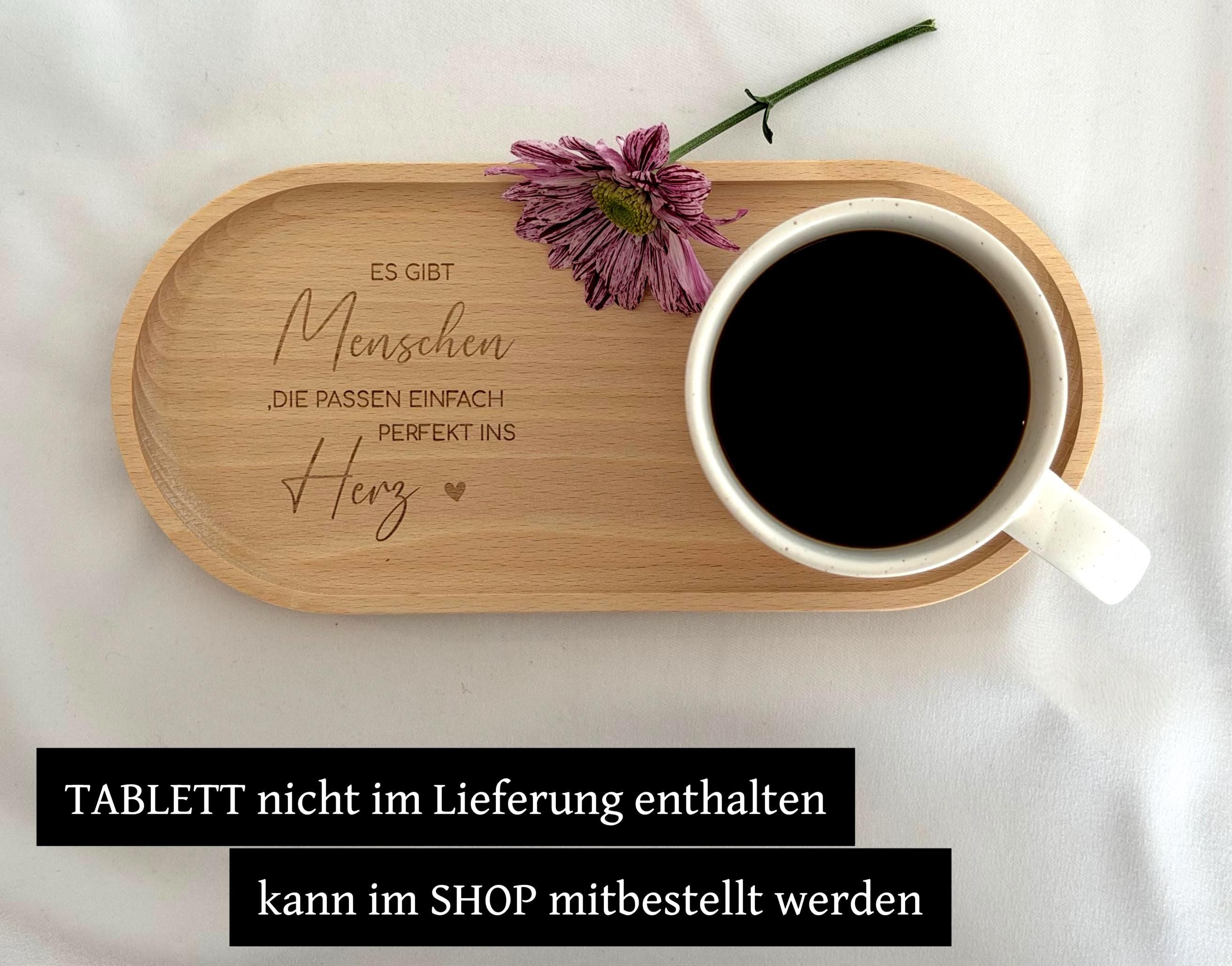 Obenansicht eines personalisierten Tassen-Sets: beige Keramiktasse mit Name auf graviertem Holztablett. Modernes, minimalistisches Design, perfekt als Geschenkidee für besondere Menschen.