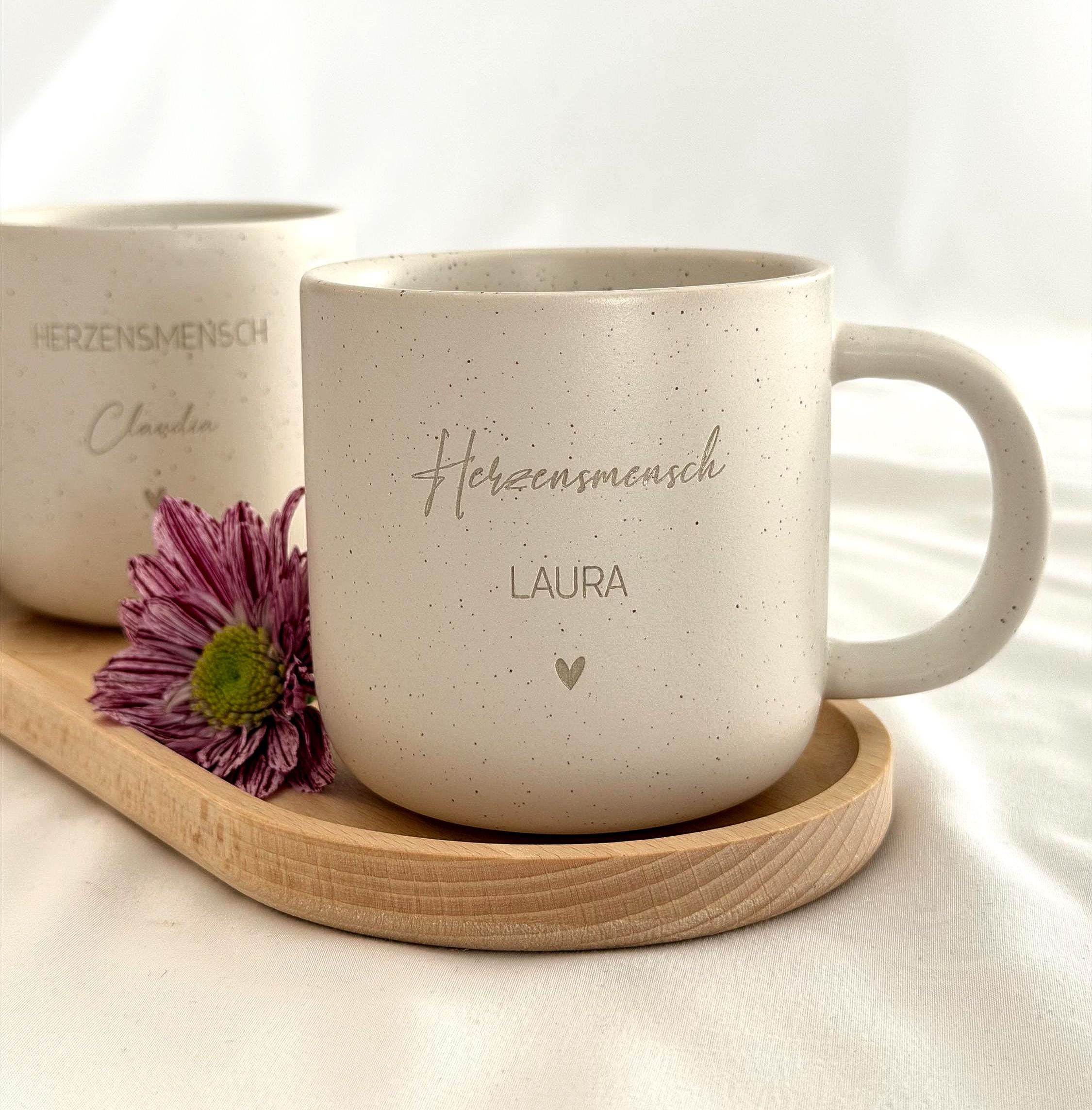 Personalisierte Tasse mit Name und passendem Holztablett als Geschenk-Set. Ideal für besondere Menschen, Freundin, Frau oder Kollegin zum Geburtstag, zu Weihnachten, Nikolaus oder Ostern. Die matte, gesprenkelte Keramiktasse mit 360 ml Fassungsvermögen in Beige passt perfekt zum hochwertig geölten Tablett aus Buchenholz mit Namensgravur. Schönes Geschenk für Freundschaft & Familie. Steingut Tasse