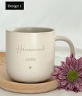 Personalisierte Tasse mit Namen auf Holztablett, liebevoll dekoriert mit Schleifenband und Blume. Geschenkidee für Freundschaft, Familie oder zum Abschied. Ideal für Geburtstage, Weihnachten, Nikolaus oder Ostern. Rustikaler Stil in warmen Beige-Tönen, ein echter Blickfang im Alltag. Geschenkset für Kaffee- und Teeliebhaber:innen mit individueller Gravur und natürlicher Ästhetik. Steingut Tasse . Geschenk für Herzensmensch und Lieblingsmensch
