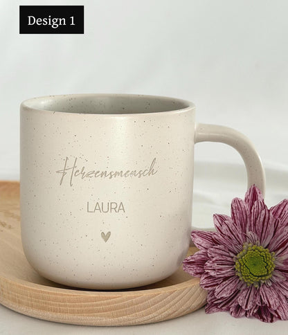 Personalisierte Tasse mit Namen auf Holztablett, liebevoll dekoriert mit Schleifenband und Blume. Geschenkidee für Freundschaft, Familie oder zum Abschied. Ideal für Geburtstage, Weihnachten, Nikolaus oder Ostern. Rustikaler Stil in warmen Beige-Tönen, ein echter Blickfang im Alltag. Geschenkset für Kaffee- und Teeliebhaber:innen mit individueller Gravur und natürlicher Ästhetik. Steingut Tasse . Geschenk für Herzensmensch und Lieblingsmensch