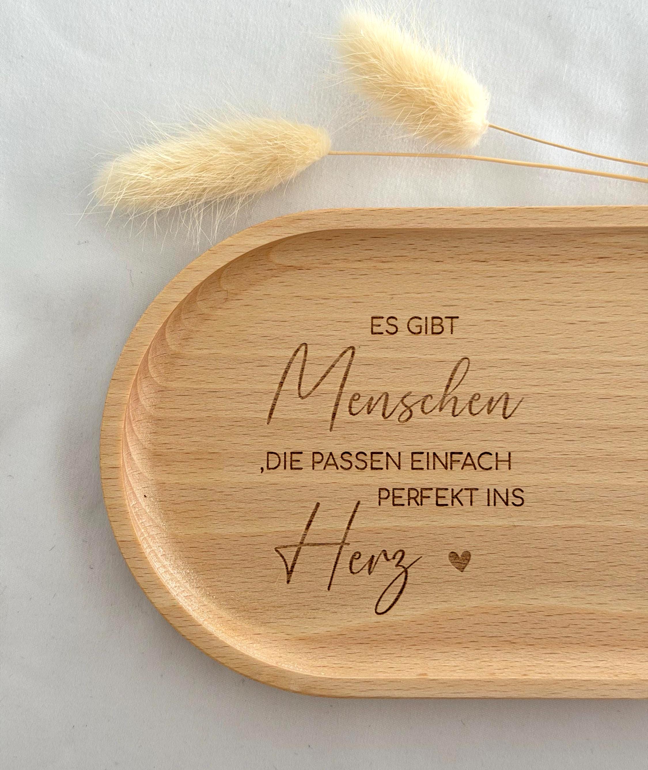 Dekoratives Tablett aus hochwertigem Buchenholz, das sowohl als Geschenk für Männer und Frauen als auch als stilvolles Element in jedem Raum dient. Die natürliche Holzstruktur und das Hartwachs bieten Schutz und verleihen dem Tablett ein elegantes Finish.