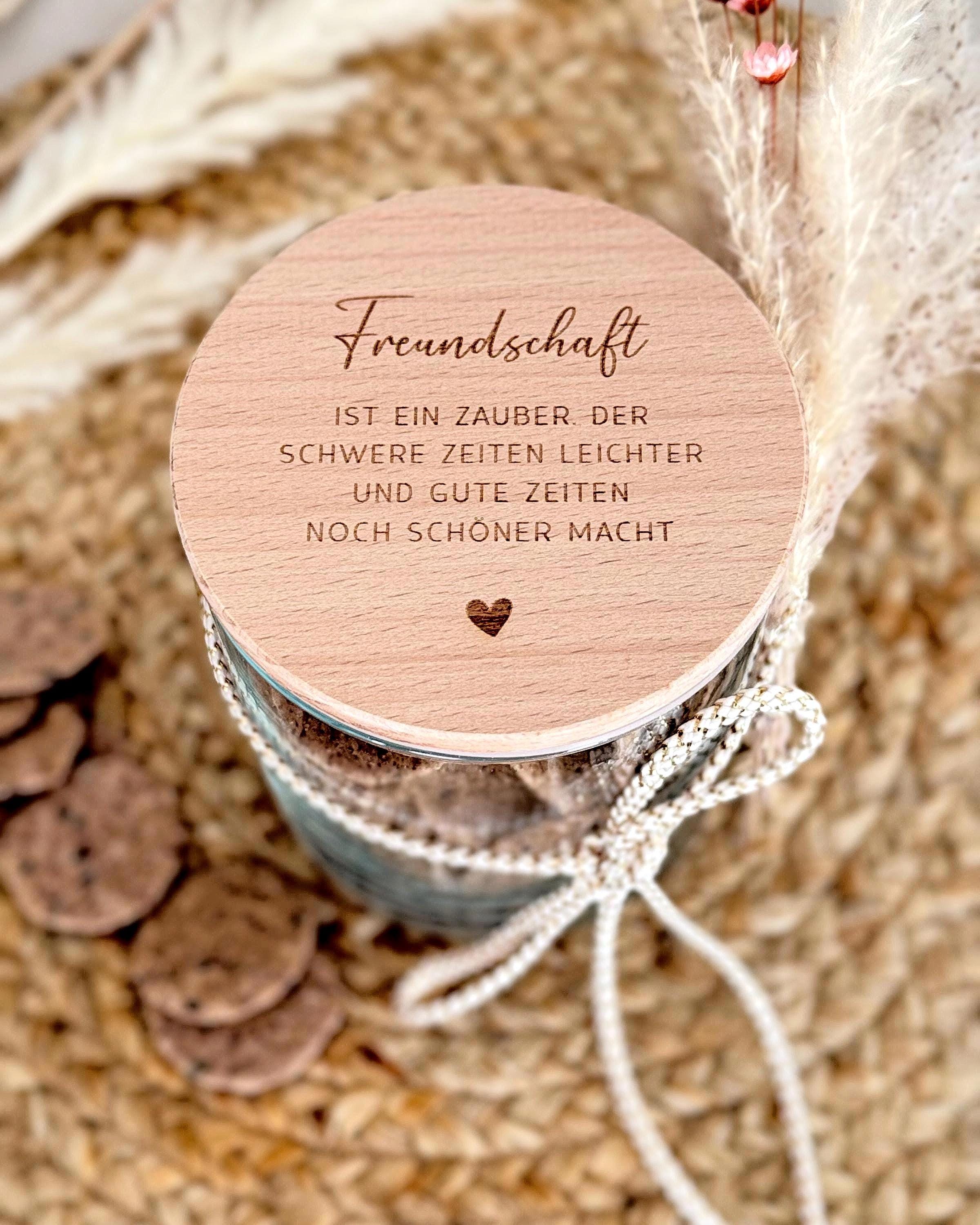 Vorratsglas mit individueller Gravur „Freundschaft“, perfekt als Geschenkidee zum Geburtstag, Weihnachten, Nikolaus oder als Geldgeschenk. Hochwertiges Borosilikatglas mit Holzdeckel und 3D Herz. Kleine Aufmerksamkeit für beste Freundin, Lieblingsmensch oder Kollegin.
Perfektes Geschenk zum Weihnachten, Geburtstag, Ostern.
Vorratsglas Keksdose Vorratsdose Personalisiert mit Gravur. 
Ostern Weihnachten Muttertag.
Abschiedsgeschenk  Kollegin Erzieherin