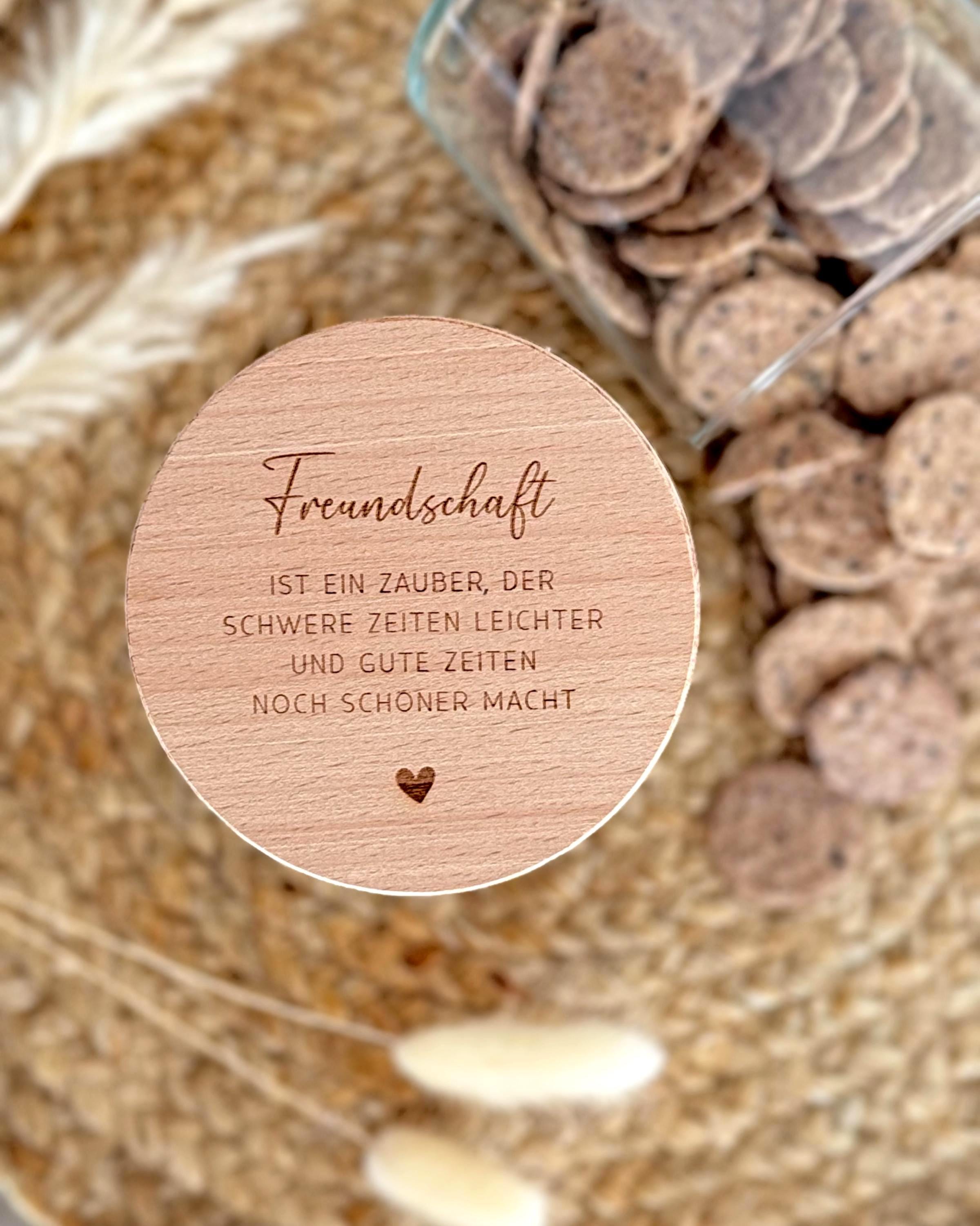 Vorratsglas mit individueller Gravur „Freundschaft“, perfekt als Geschenkidee zum Geburtstag, Weihnachten, Nikolaus oder als Geldgeschenk. Hochwertiges Borosilikatglas mit Holzdeckel und 3D Herz. Kleine Aufmerksamkeit für beste Freundin, Lieblingsmensch oder Kollegin.
Perfektes Geschenk zum Weihnachten, Geburtstag, Ostern.
Vorratsglas Keksdose Vorratsdose Personalisiert mit Gravur. 
Ostern Weihnachten Muttertag.
Abschiedsgeschenk  Kollegin