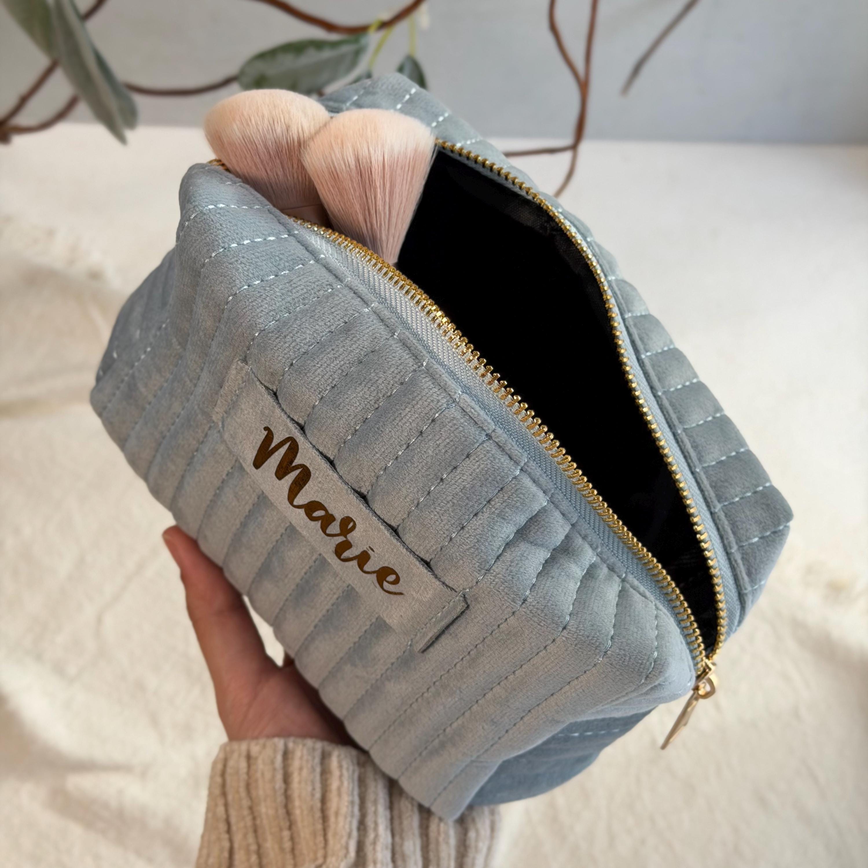 Luxuriöse Samt-Make-up-Tasche mit Namensstickerei, eine perfekte Kombination aus Weichheit, Stil und Funktionalität. Ideal für Reisen oder die Organisation zu Hause, diese personalisierte Kosmetiktasche ist ein wunderbares Geschenk zu Geburtstagen, Weihnachten oder Muttertag. Die hochwertige Samtstruktur und das individuelle Design machen sie einzigartig.