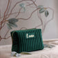Personalisierte Samt-Kosmetiktasche für Frauen mit Namensstickerei. Ideal als durchdachtes Weihnachts- oder Geburtstagsgeschenk für Mama, Ehefrau oder Freundin. Diese elegante Tasche bietet viel Platz für tägliche Essentials und Reiseutensilien und vereint luxuriöses Design mit persönlicher Note.