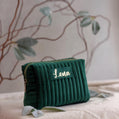 Personalisierte Samt-Kosmetiktasche für Frauen mit Namensstickerei. Ideal als durchdachtes Weihnachts- oder Geburtstagsgeschenk für Mama, Ehefrau oder Freundin. Diese elegante Tasche bietet viel Platz für tägliche Essentials und Reiseutensilien und vereint luxuriöses Design mit persönlicher Note.
