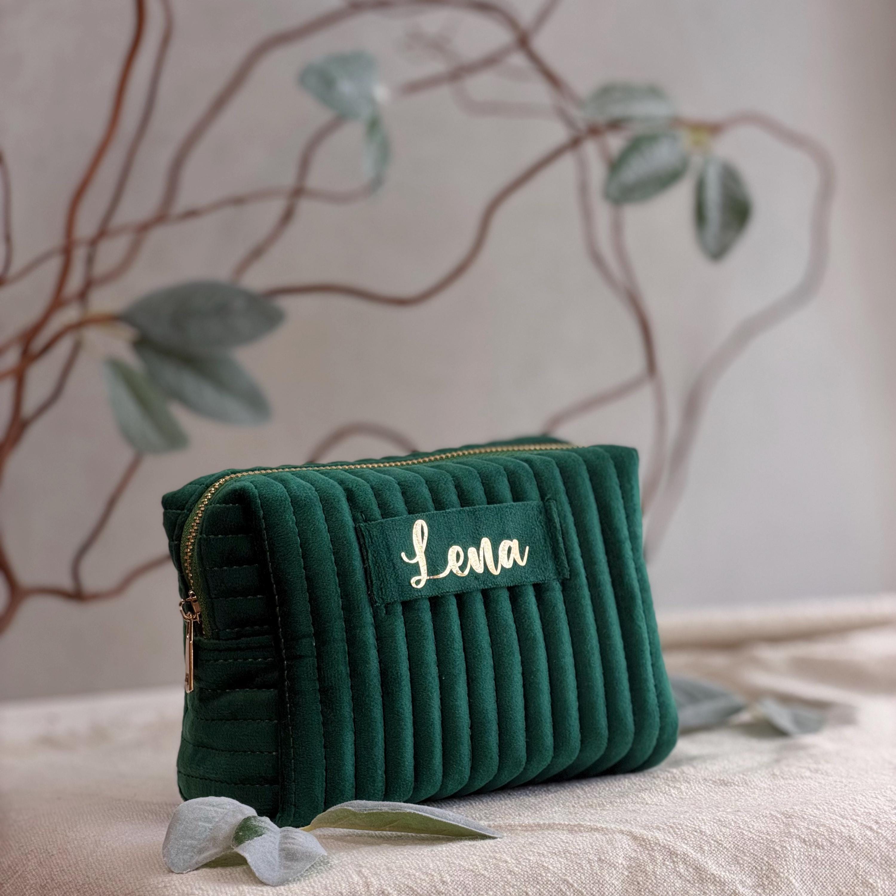Personalisierte Samt-Kosmetiktasche für Frauen mit Namensstickerei. Ideal als durchdachtes Weihnachts- oder Geburtstagsgeschenk für Mama, Ehefrau oder Freundin. Diese elegante Tasche bietet viel Platz für tägliche Essentials und Reiseutensilien und vereint luxuriöses Design mit persönlicher Note.
