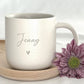 Personalisierte Tasse mit Name und passendem Holztablett als Geschenk-Set. Ideal für besondere Menschen, Freundin, Frau oder Kollegin zum Geburtstag, zu Weihnachten, Nikolaus oder Ostern. Die matte, gesprenkelte Keramiktasse mit 360 ml Fassungsvermögen in Beige passt perfekt zum hochwertig geölten Tablett aus Buchenholz mit Namensgravur. Schönes Geschenk für Freundschaft & Familie. steingut tasse
