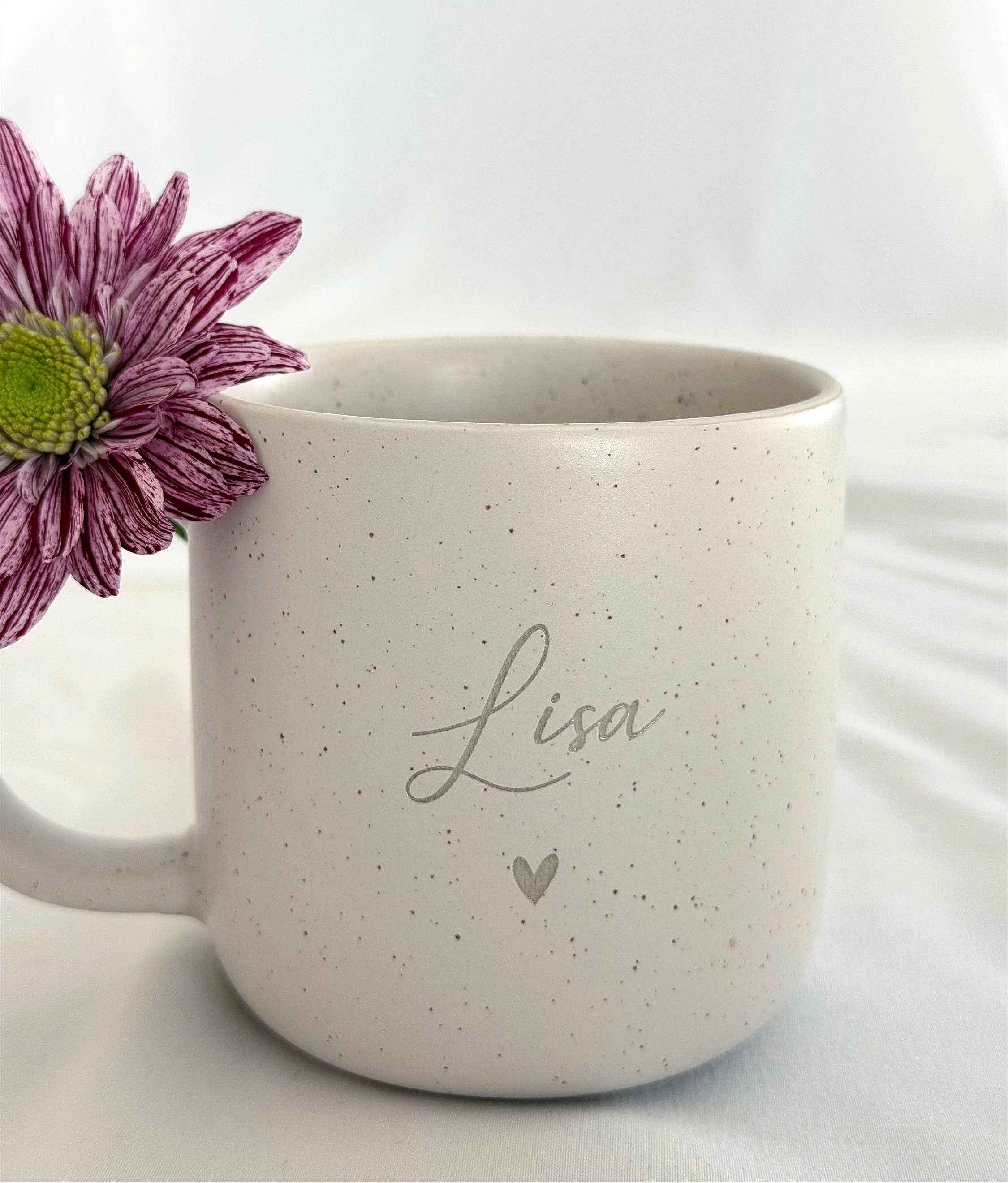 "Keramiktasse mit personalisierter Namensgravur, befüllt mit Kaffee – auf Tablett serviert. Beige Tasse mit matter Oberfläche und 360 ml Volumen, perfekt für den Start in den Tag. Geschenk für Kolleg:innen, Freund:innen oder Familie, ideal für Abschied oder als kleine Überraschung. Zeitloses Design, langlebig, spülmaschinengeeignet, liebevoll graviert und dekorativ. steingut tasse
