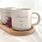 Set aus personalisierter Tasse und Tablett aus verschiedenen Blickwinkeln gezeigt. Perfekt für Produktpräsentation im Shop. Geschenkidee für Geburtstag, Weihnachten oder Freundschaft. Tasse mit unglasierter Unterseite und dezenter Gravur, Tablett aus Buchenholz mit schöner Maserung. Ideal für Menschen, die das Besondere lieben. Steingut Tasse . Geschenk für Herzensmensch und Lieblingsmensch