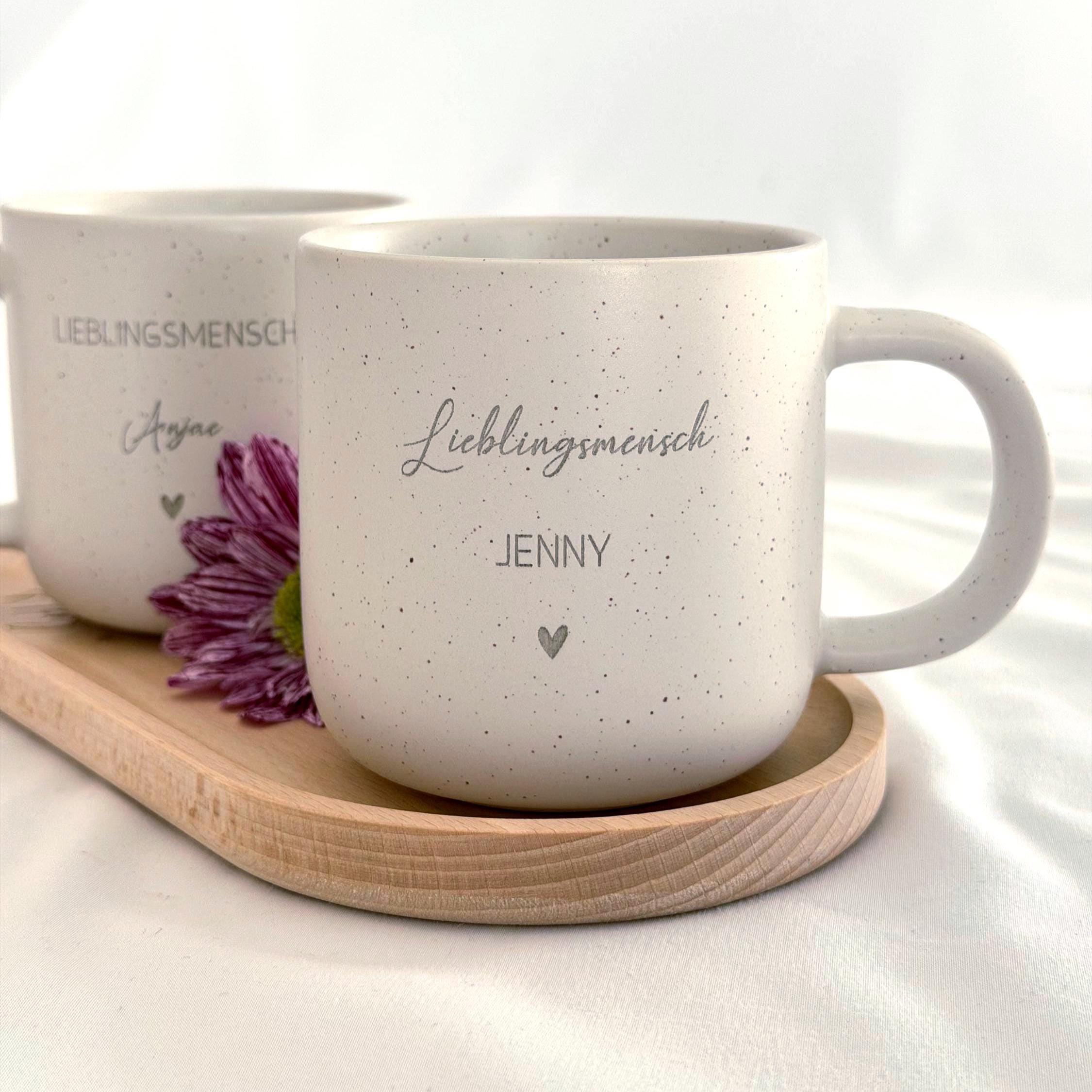 Set aus personalisierter Tasse und Tablett aus verschiedenen Blickwinkeln gezeigt. Perfekt für Produktpräsentation im Shop. Geschenkidee für Geburtstag, Weihnachten oder Freundschaft. Tasse mit unglasierter Unterseite und dezenter Gravur, Tablett aus Buchenholz mit schöner Maserung. Ideal für Menschen, die das Besondere lieben. Steingut Tasse . Geschenk für Herzensmensch und Lieblingsmensch