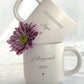 Keramiktasse mit personalisierter Namensgravur, befüllt mit Kaffee – auf Tablett serviert. Beige Tasse mit matter Oberfläche und 360 ml Volumen, perfekt für den Start in den Tag. Geschenk für Kolleg:innen, Freund:innen oder Familie, ideal für Abschied oder als kleine Überraschung. Zeitloses Design, langlebig, spülmaschinengeeignet, liebevoll graviert und dekorativ. Steingut Tasse . Geschenk für Herzensmensch und Lieblingsmensch