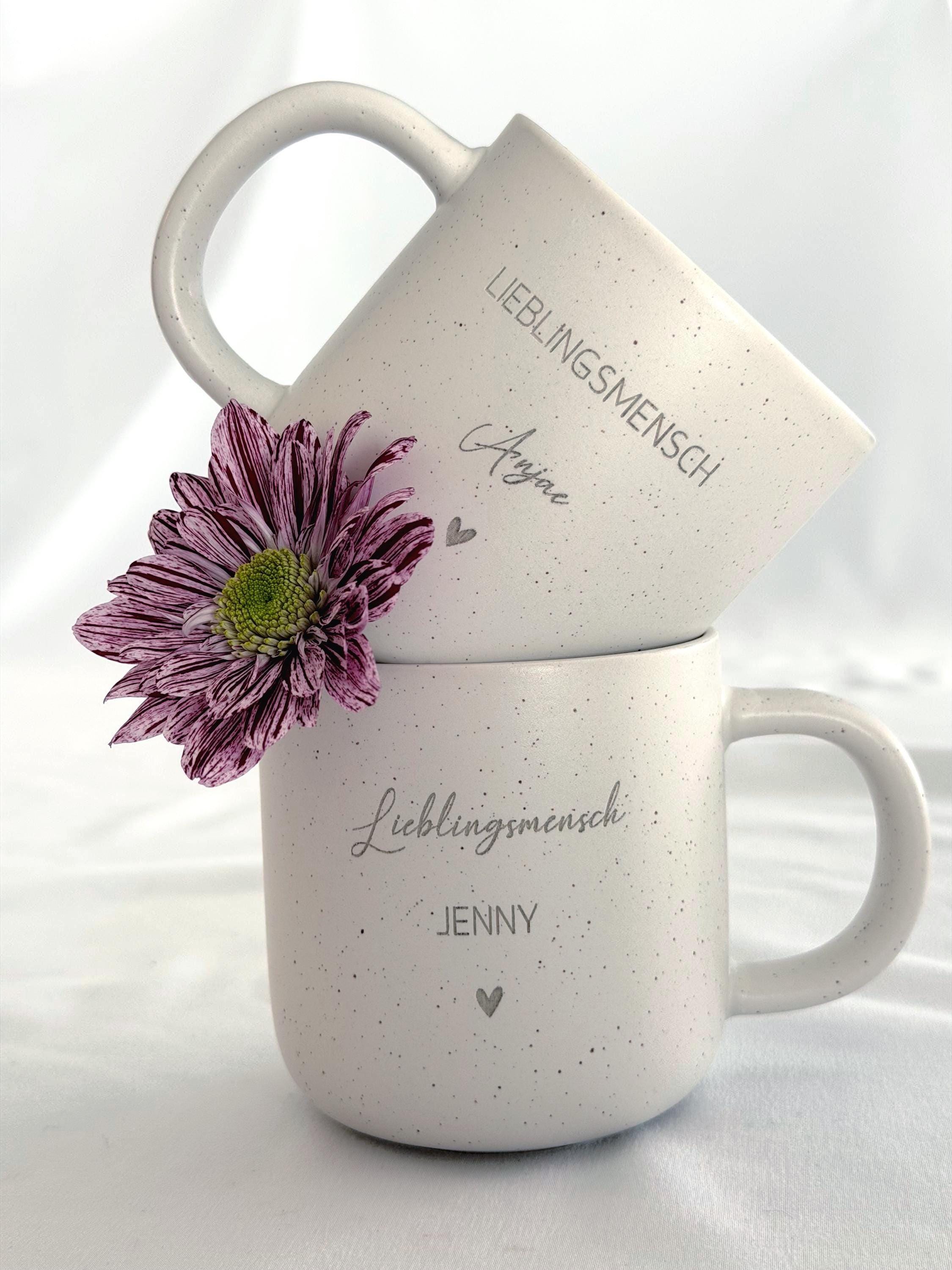 Keramiktasse mit personalisierter Namensgravur, befüllt mit Kaffee – auf Tablett serviert. Beige Tasse mit matter Oberfläche und 360 ml Volumen, perfekt für den Start in den Tag. Geschenk für Kolleg:innen, Freund:innen oder Familie, ideal für Abschied oder als kleine Überraschung. Zeitloses Design, langlebig, spülmaschinengeeignet, liebevoll graviert und dekorativ. Steingut Tasse . Geschenk für Herzensmensch und Lieblingsmensch