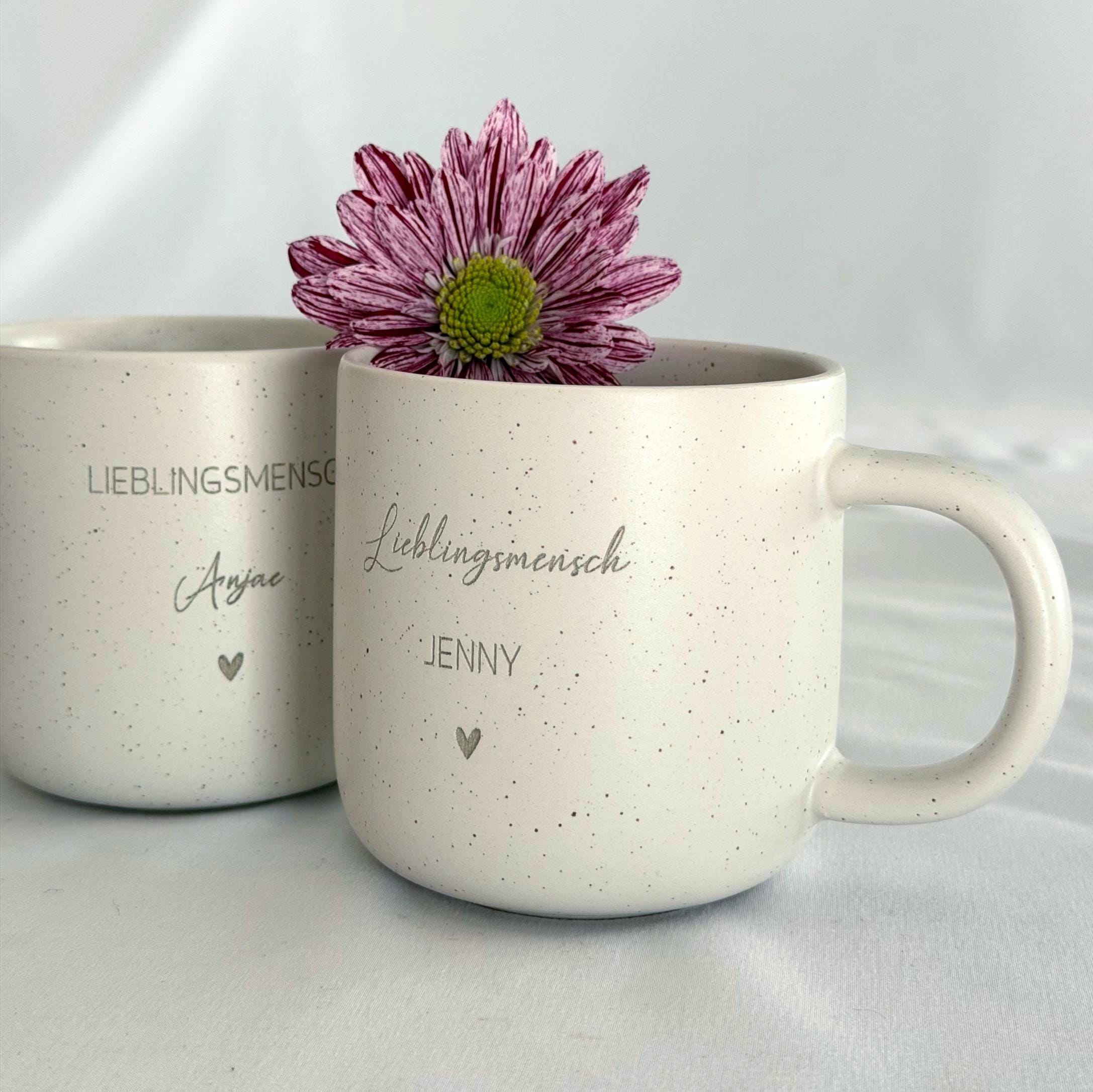 Tasse und Tablett als Set in Geschenkverpackung mit personalisierter Gravur. Perfekt als Mitbringsel zu besonderen Anlässen: Geburtstag, Ostern, Weihnachten oder Nikolaus. Stilvolle Geschenkidee für Freundin, Kollegin oder Bestie. Handgefertigtes Set mit Charakter, ideal für Kaffee- und Teeliebhaber:innen. Einzigartiges, liebevoll gestaltetes Präsent für jeden Anlass. Steingut Tasse . Geschenk für Herzensmensch und Lieblingsmensch