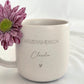 Nahaufnahme einer personalisierten Keramiktasse mit Namensgravur. Elegantes mattes Beige, feine Sprenkel, 360 ml. Ideal für Kaffee, Tee oder heiße Schokolade. Individuelles Geschenk für Freundin, Familie oder Kollegin. Steingut Tasse . Geschenk für Herzensmensch und Lieblingsmensch