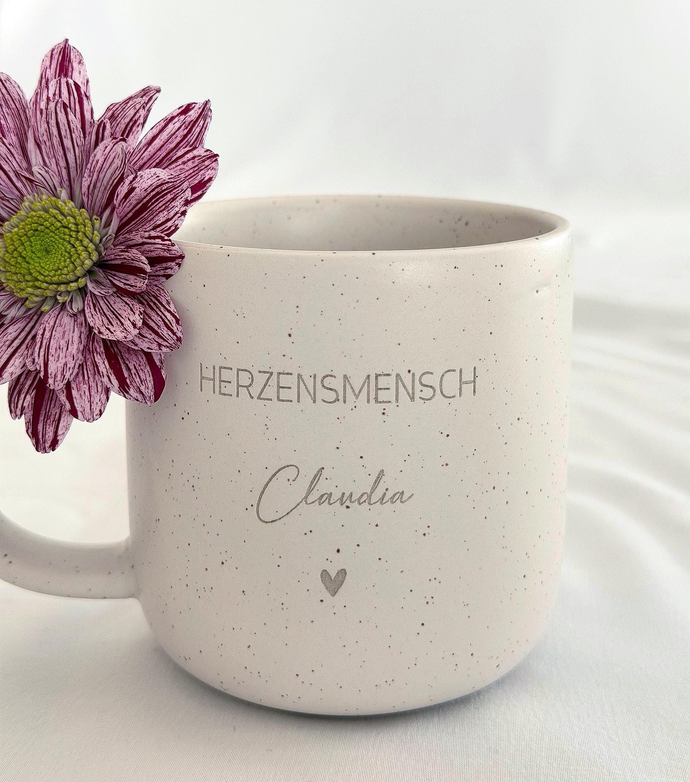 Nahaufnahme einer personalisierten Keramiktasse mit Namensgravur. Elegantes mattes Beige, feine Sprenkel, 360 ml. Ideal für Kaffee, Tee oder heiße Schokolade. Individuelles Geschenk für Freundin, Familie oder Kollegin. Steingut Tasse . Geschenk für Herzensmensch und Lieblingsmensch