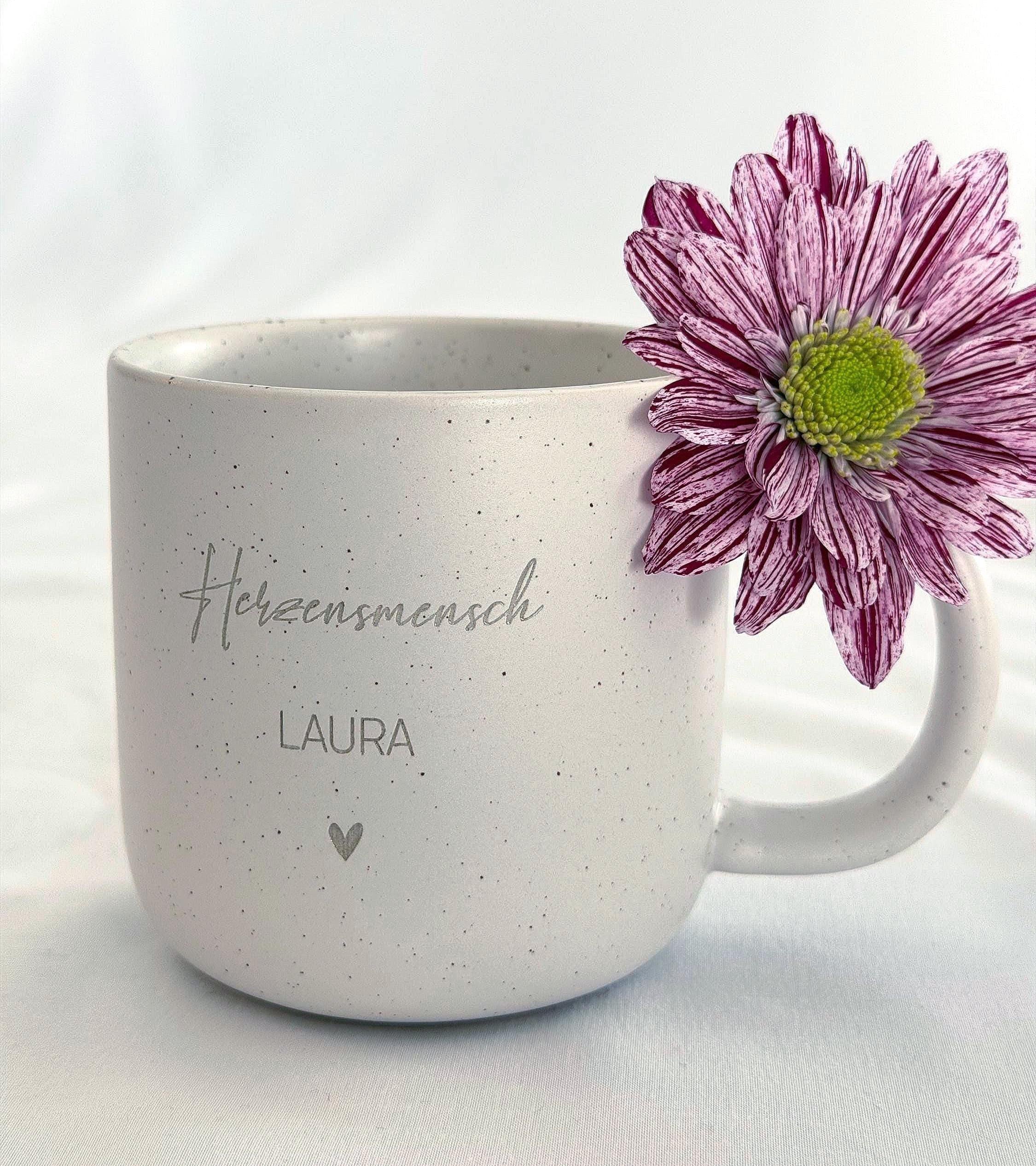 Personalisierte Tasse mit Name und Holztablett – stilvolles Geschenkset für Freundin oder Kollegin. Keramiktasse in Beige mit gesprenkeltem Muster, kombiniert mit graviertem Buchenholz-Tablett. Perfekt als Geburtstagsgeschenk, Weihnachtsgeschenk oder liebevolles Mitbringsel für besondere Menschen. Steingut Tasse . Geschenk für Herzensmensch und Lieblingsmensch