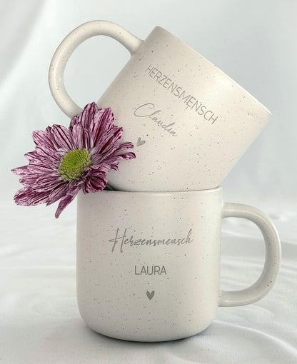 Keramiktasse mit Namensgravur auf Tablett, serviert auf einem gedeckten Frühstückstisch. Passend für den Alltag oder als besonderes Geschenk zu Feierlichkeiten. Für Familie, Freund:innen oder Kolleg:innen. Beige Tasse mit natürlichem Look, kombiniert mit geöltem Holztablett – personalisiert, langlebig, stilvoll und funktional. Kleine Geste mit großer Wirkung. Steingut Tasse . Geschenk für Herzensmensch und Lieblingsmensch