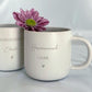 Set aus personalisierter Tasse und Tablett aus verschiedenen Blickwinkeln gezeigt. Perfekt für Produktpräsentation im Shop. Geschenkidee für Geburtstag, Weihnachten oder Freundschaft. Tasse mit unglasierter Unterseite und dezenter Gravur, Tablett aus Buchenholz mit schöner Maserung. Ideal für Menschen, die das Besondere lieben. Steingut Tasse . Geschenk für Herzensmensch und Lieblingsmensch