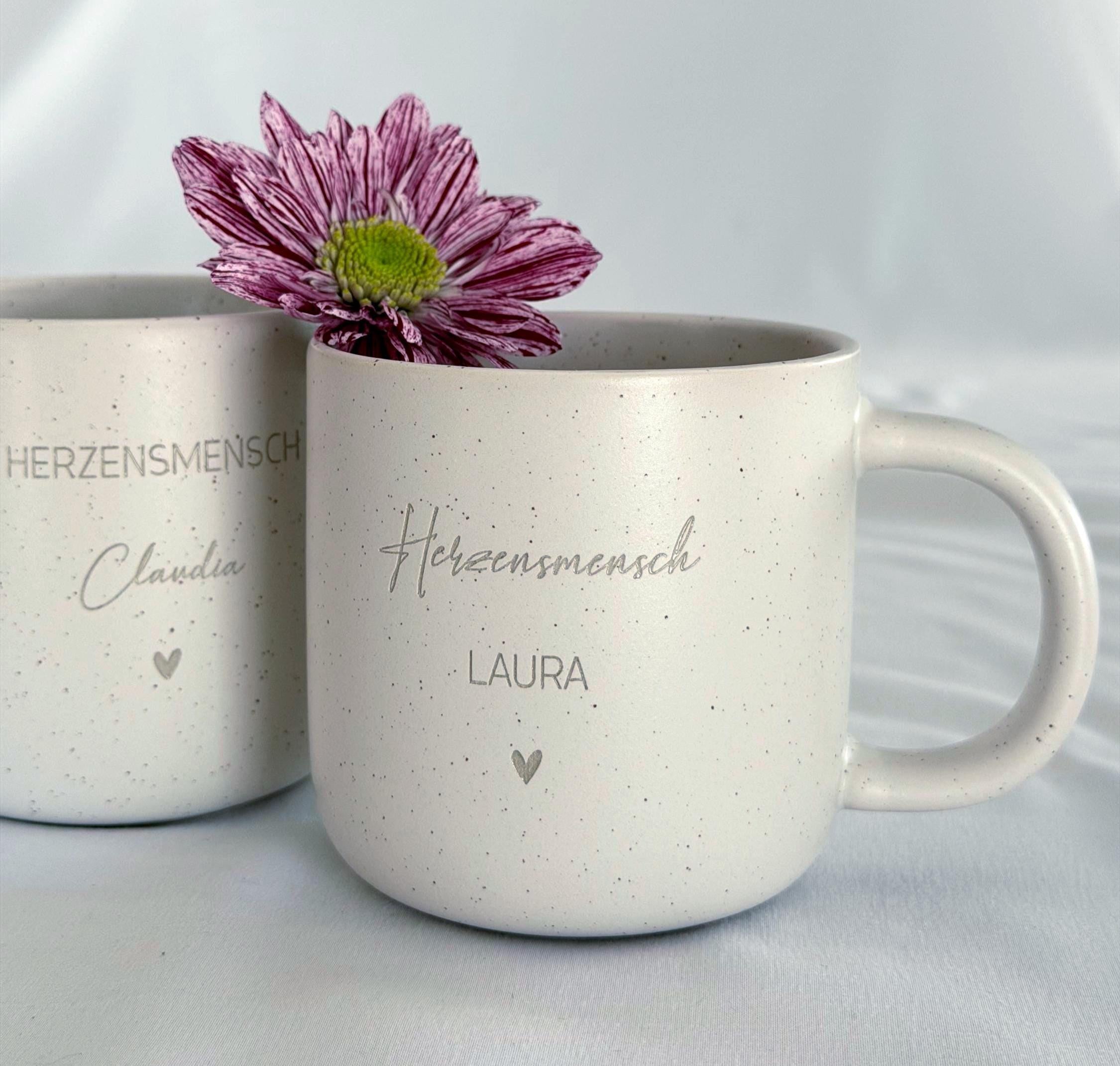 Set aus personalisierter Tasse und Tablett aus verschiedenen Blickwinkeln gezeigt. Perfekt für Produktpräsentation im Shop. Geschenkidee für Geburtstag, Weihnachten oder Freundschaft. Tasse mit unglasierter Unterseite und dezenter Gravur, Tablett aus Buchenholz mit schöner Maserung. Ideal für Menschen, die das Besondere lieben. Steingut Tasse . Geschenk für Herzensmensch und Lieblingsmensch