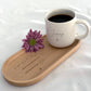 Personalisierte Tasse mit Name und Holztablett – stilvolles Geschenkset für Freundin oder Kollegin. Keramiktasse in Beige mit gesprenkeltem Muster, kombiniert mit graviertem Buchenholz-Tablett. Perfekt als Geburtstagsgeschenk, Weihnachtsgeschenk oder liebevolles Mitbringsel für besondere Menschen. Steingut Tasse. Personalisierte Geschenke