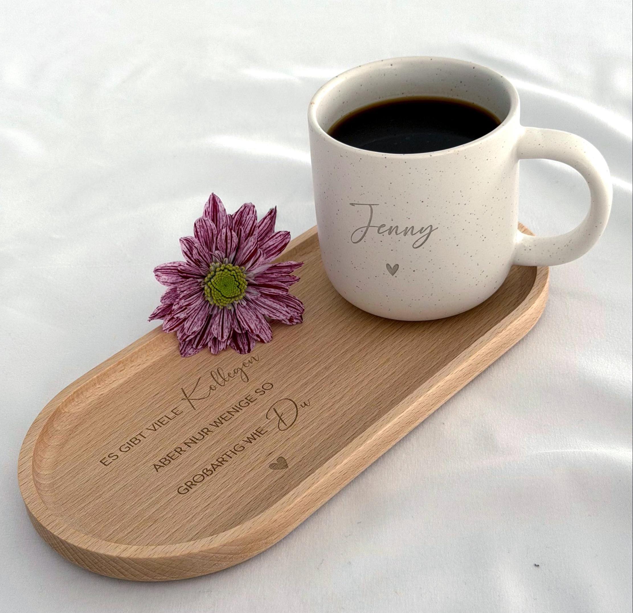 Personalisierte Tasse mit Name und Holztablett – stilvolles Geschenkset für Freundin oder Kollegin. Keramiktasse in Beige mit gesprenkeltem Muster, kombiniert mit graviertem Buchenholz-Tablett. Perfekt als Geburtstagsgeschenk, Weihnachtsgeschenk oder liebevolles Mitbringsel für besondere Menschen. Steingut Tasse. Personalisierte Geschenke