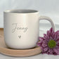 Komplettes Set: gravierte Tasse mit Name und Holztablett aus Buchenholz auf Holztisch. Perfektes Deko- und Geschenkset für Zuhause, Büro oder Küche. Handgefertigt und mit Liebe personalisiert. Steingut Tasse. Personalisierte Geschenke