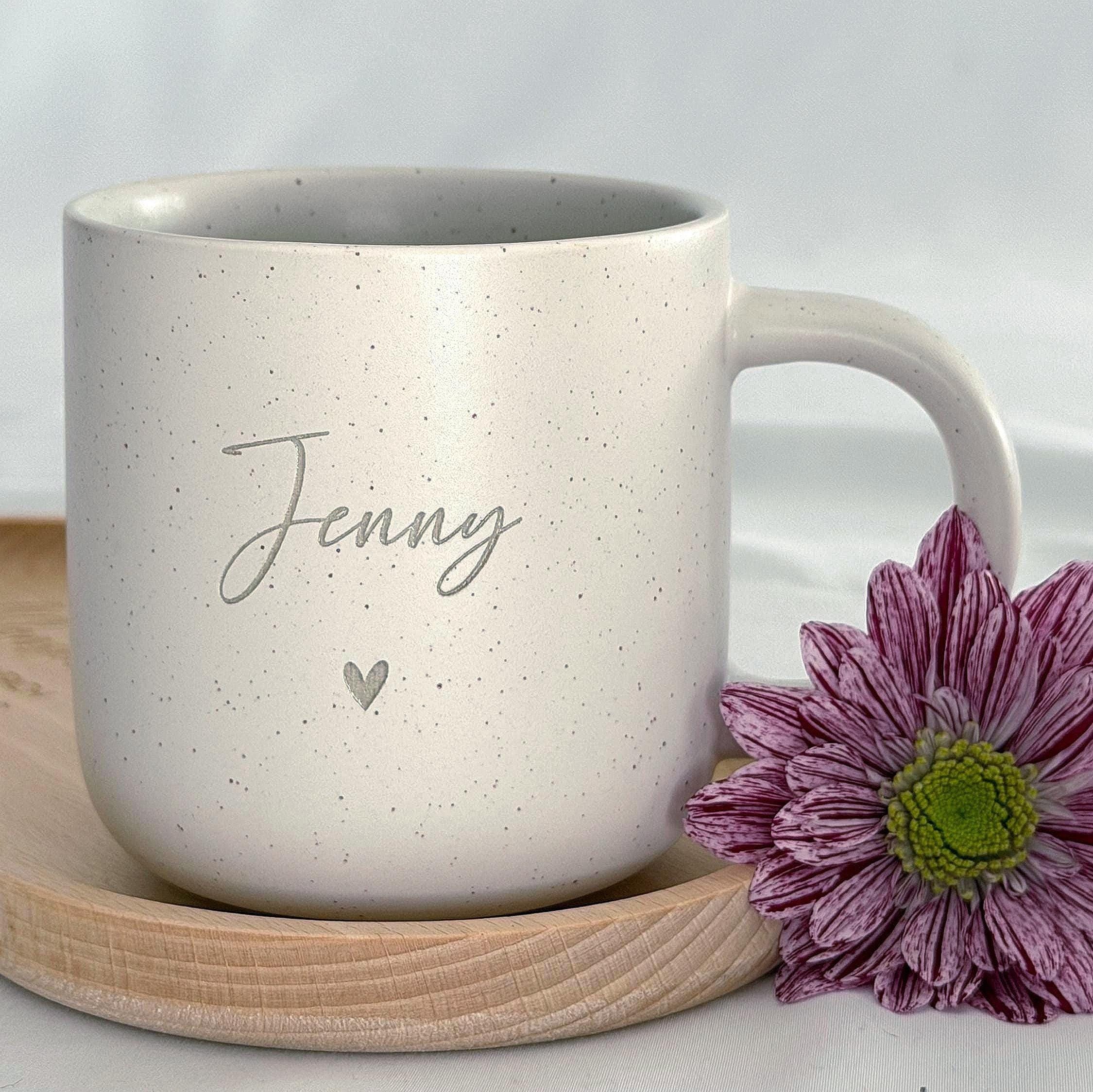 Komplettes Set: gravierte Tasse mit Name und Holztablett aus Buchenholz auf Holztisch. Perfektes Deko- und Geschenkset für Zuhause, Büro oder Küche. Handgefertigt und mit Liebe personalisiert. Steingut Tasse. Personalisierte Geschenke
